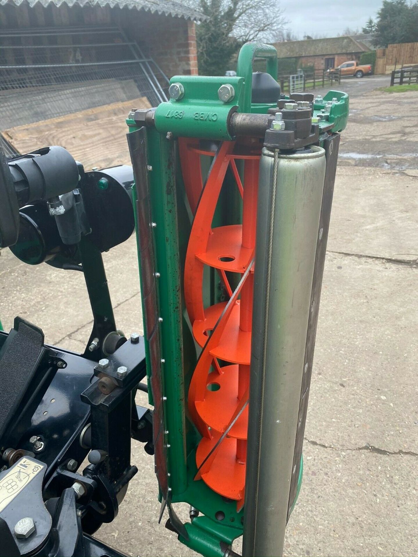 IMMACULATE! RANSOMES PARKWAY 3 TRIPLE CYLINDER MOWER, ONLY 953 HOURS, YEAR 2015, NEW CYLINDERS ETC - Image 6 of 10
