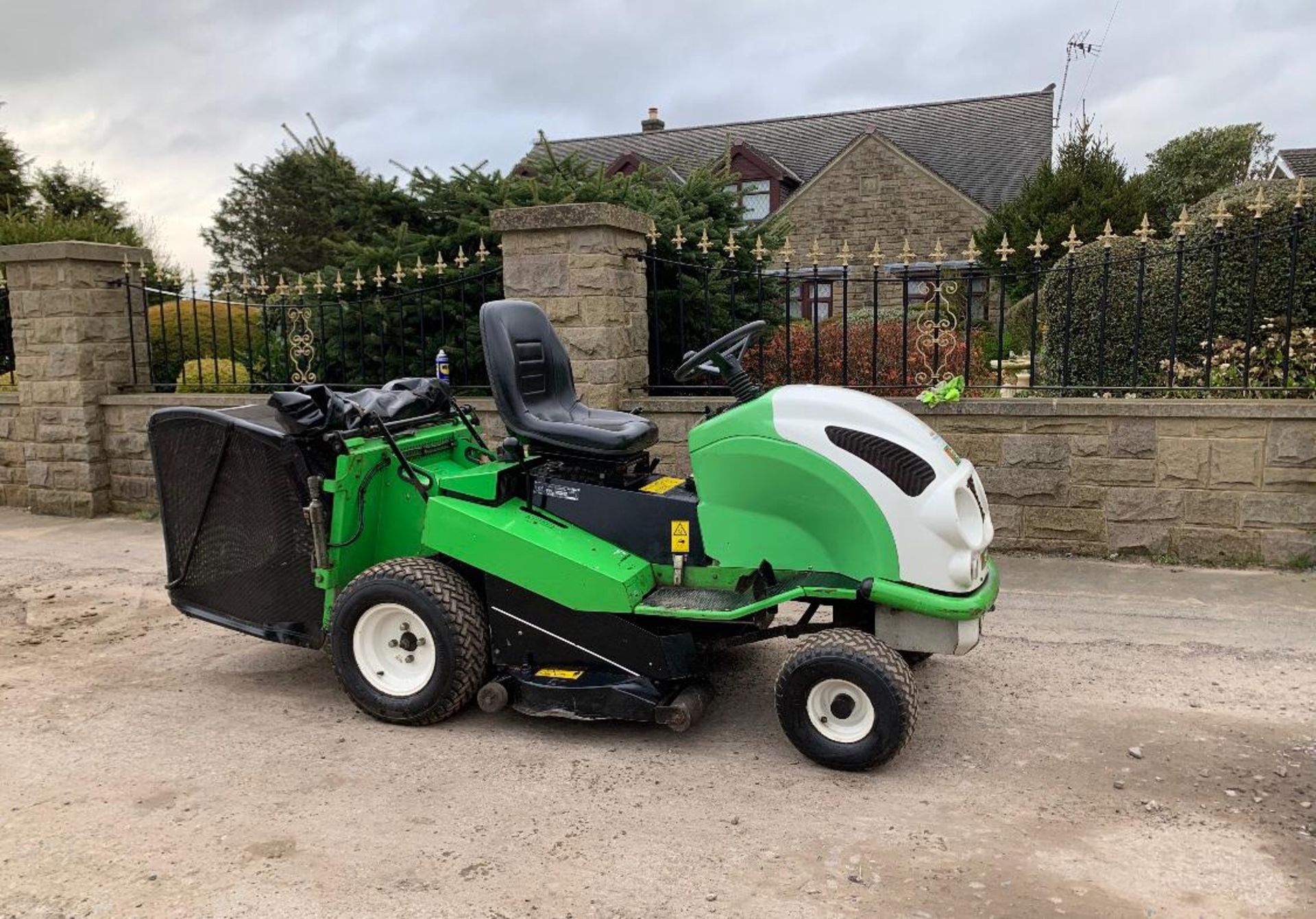 ETESIA MVEHH HYDRO 100 RIDE-ON LAWN MOWER WITH HYDRAULIC COLLECTOR BOX *NO VAT*