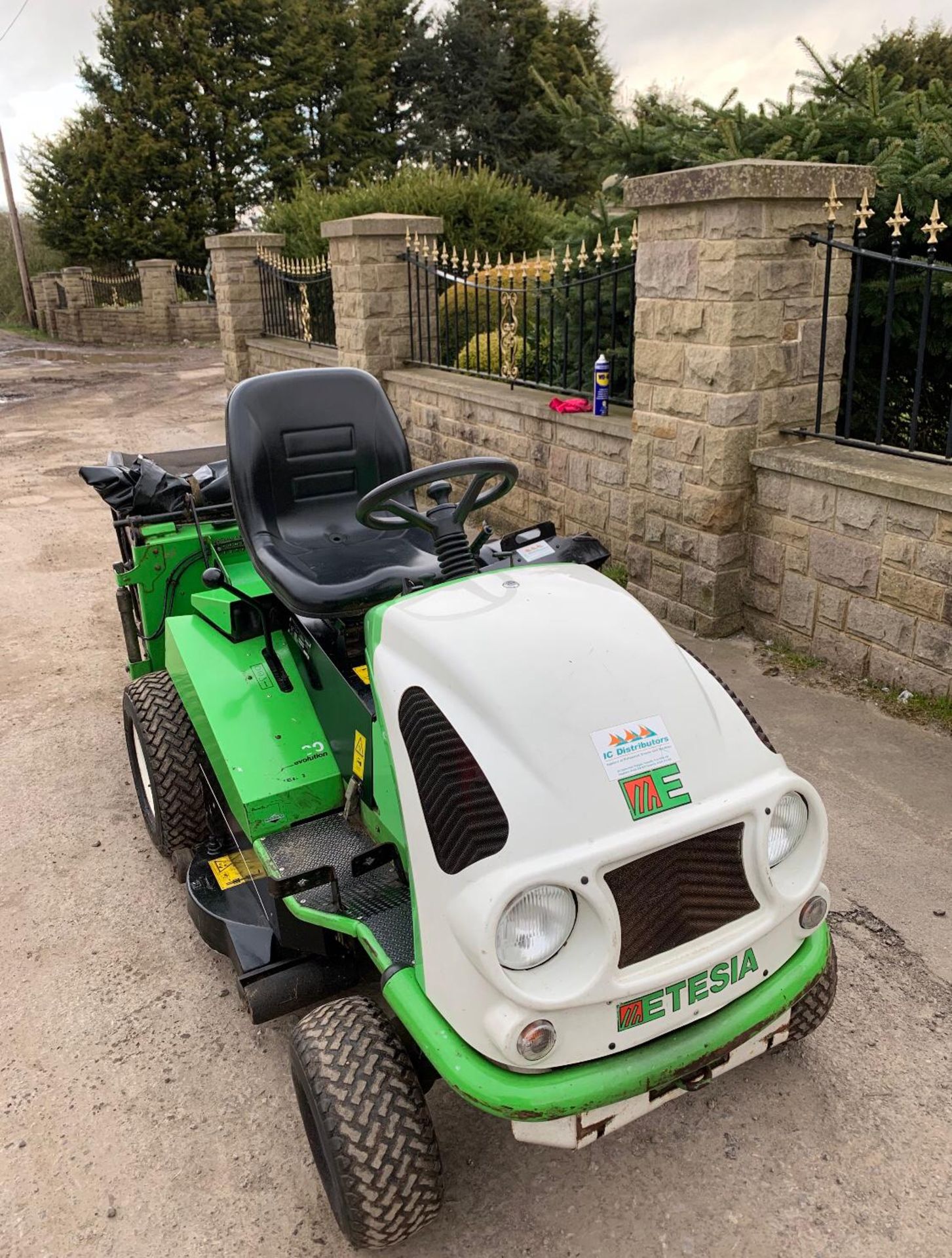 ETESIA MVEHH HYDRO 100 RIDE-ON LAWN MOWER WITH HYDRAULIC COLLECTOR BOX *NO VAT* - Image 2 of 8