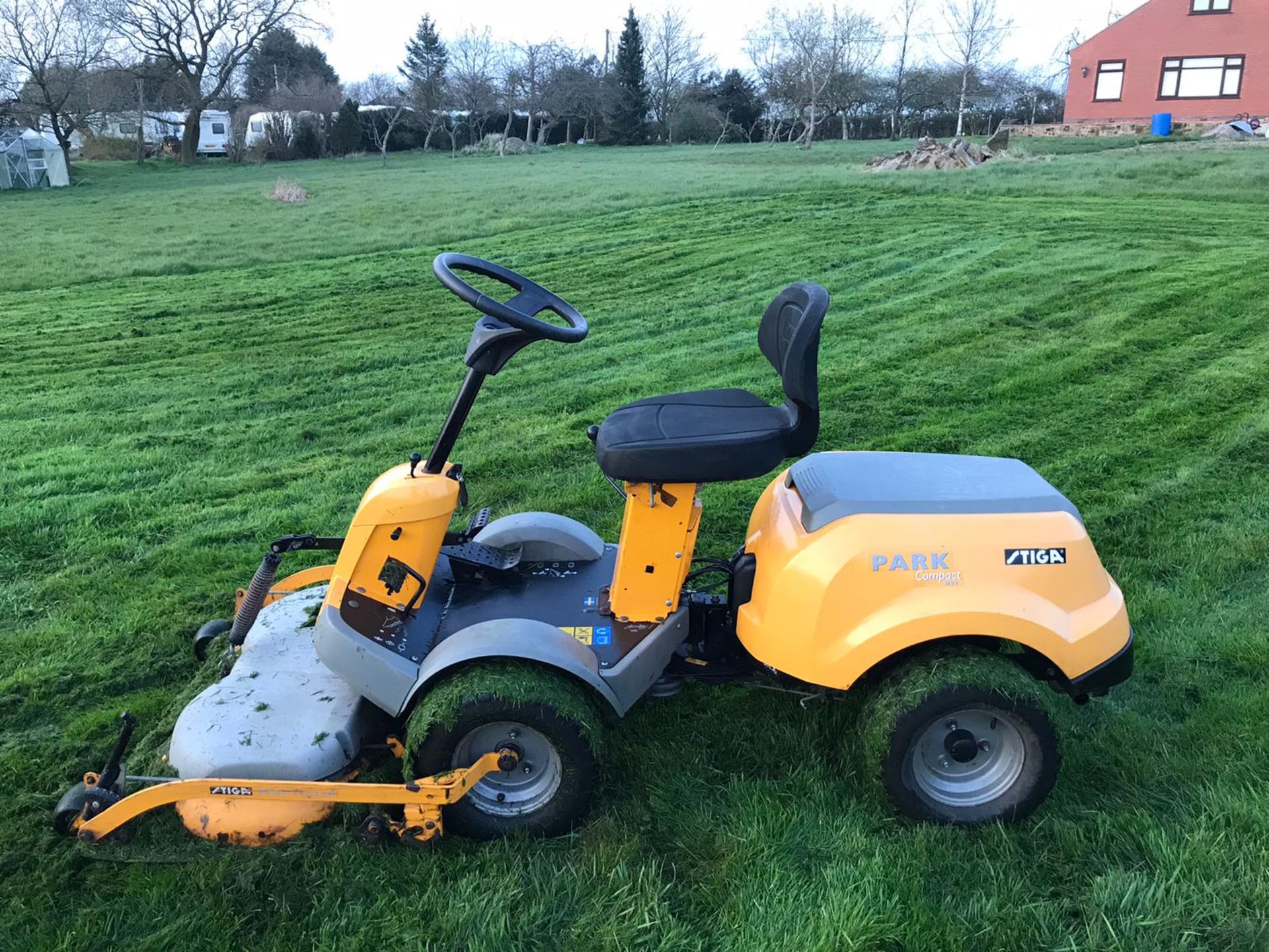 STIGA PARK COMPACT HST RIDE ON LAWN MOWER, RUNS, WORKS & CUTS *NO VAT* - Image 2 of 8