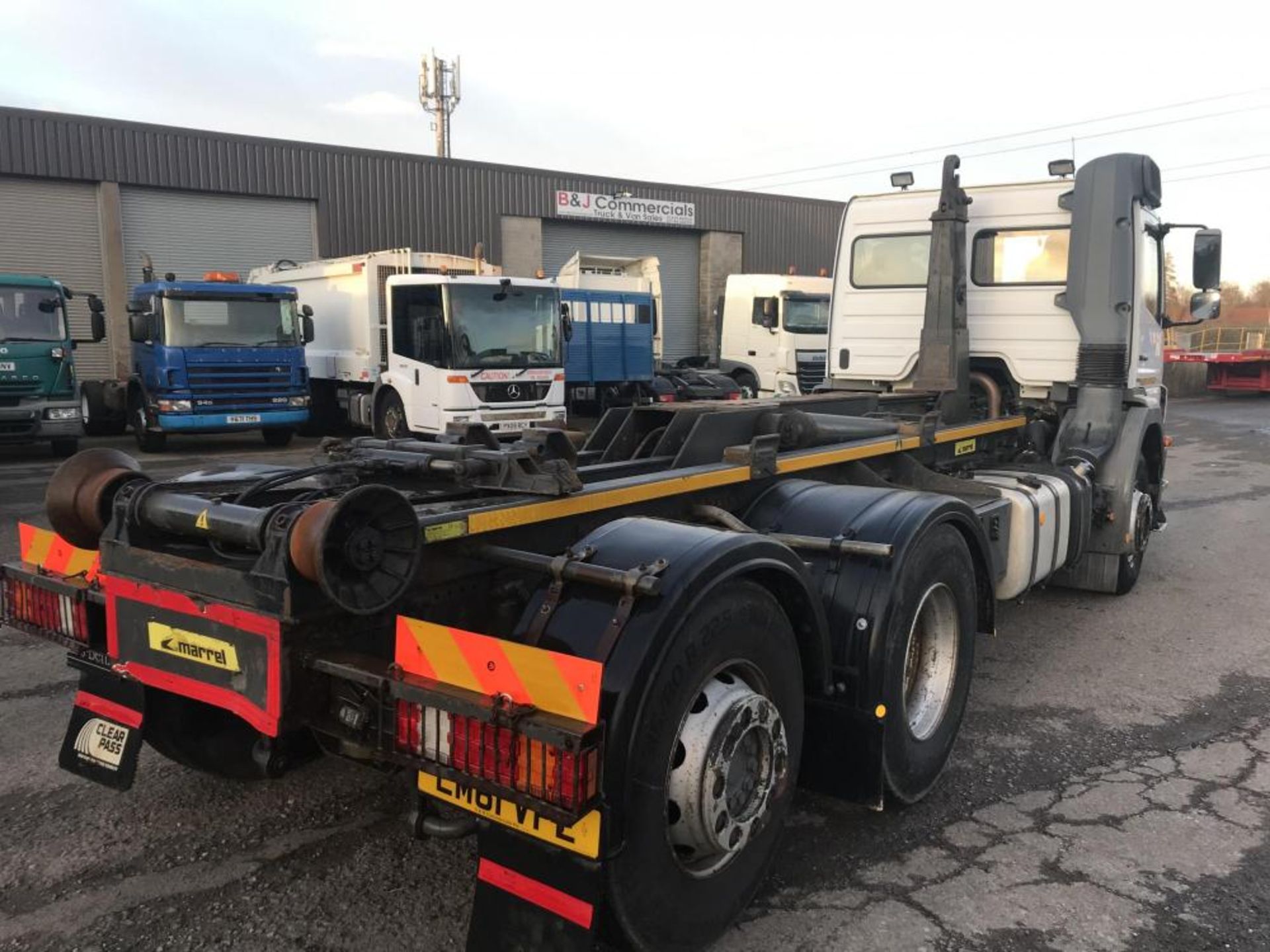 2012/61 REG MERCEDES AXOR 2533L DAY 6X2 HOOK SKIP LOADER WHITE, SHOWING 0 FORMER KEEPERS *PLUS VAT* - Image 4 of 16