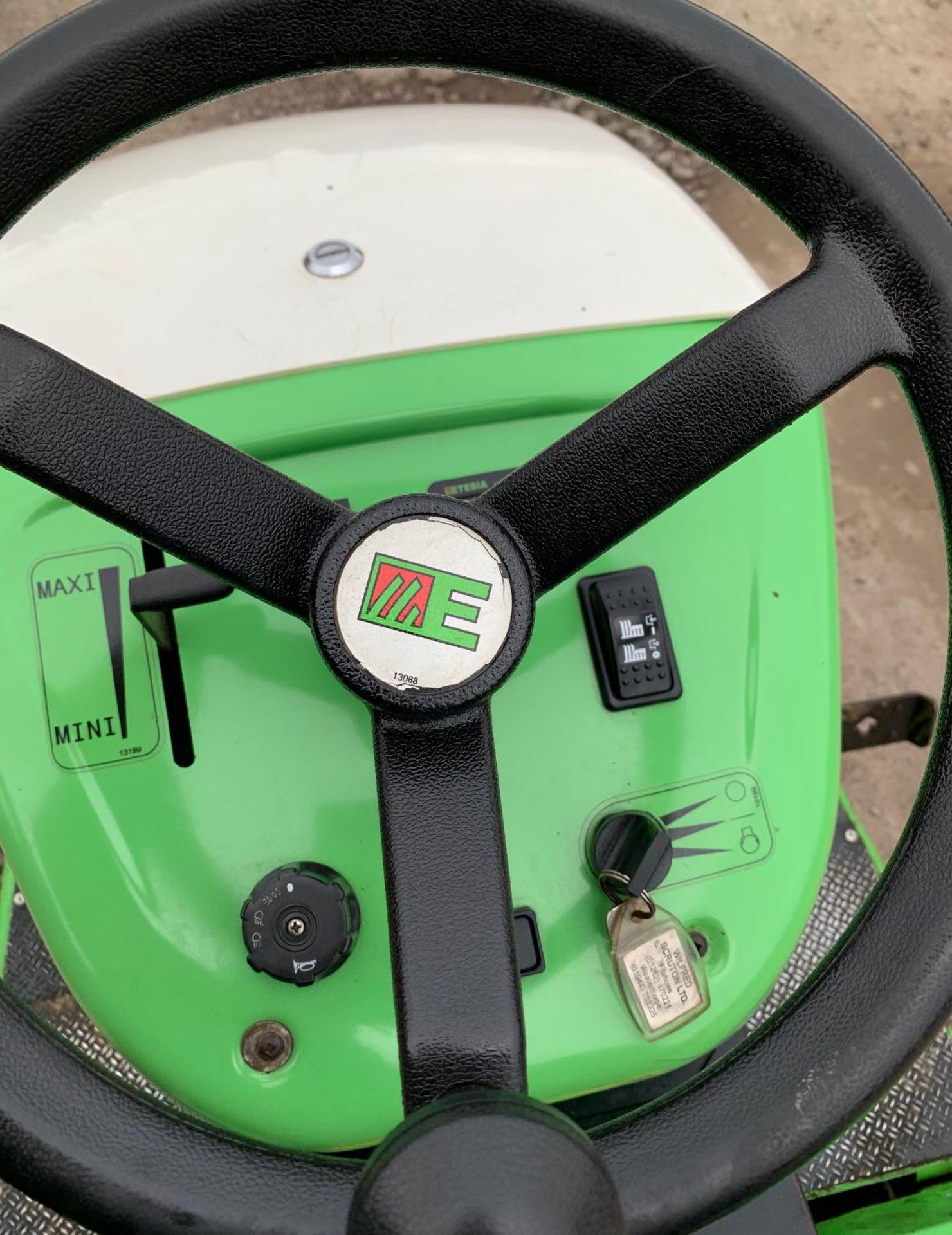 ETESIA MVEHH HYDRO 100 RIDE-ON LAWN MOWER WITH HYDRAULIC COLLECTOR BOX *NO VAT* - Image 6 of 8
