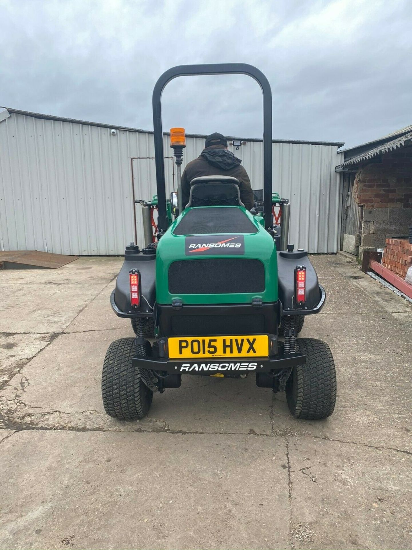 IMMACULATE! RANSOMES PARKWAY 3 TRIPLE CYLINDER MOWER, ONLY 953 HOURS, YEAR 2015, NEW CYLINDERS ETC - Image 5 of 10