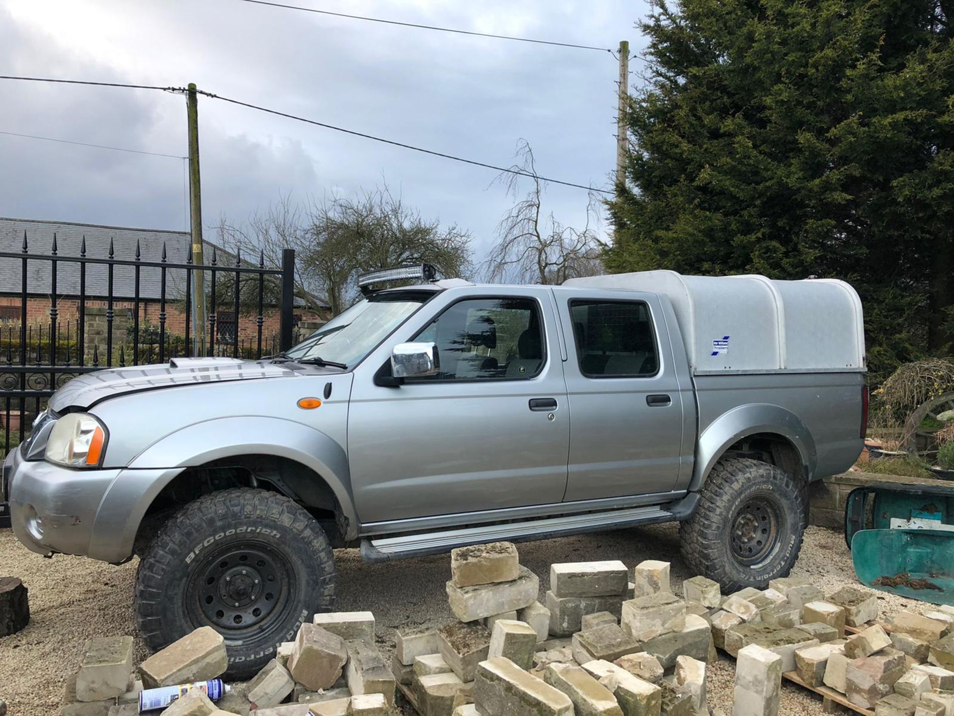 2005/55 REG NISSAN D22 2.5 DI 4X4 NAVARA PICK-UP, SHOWING 1 FORMER KEEPER *NO VAT*