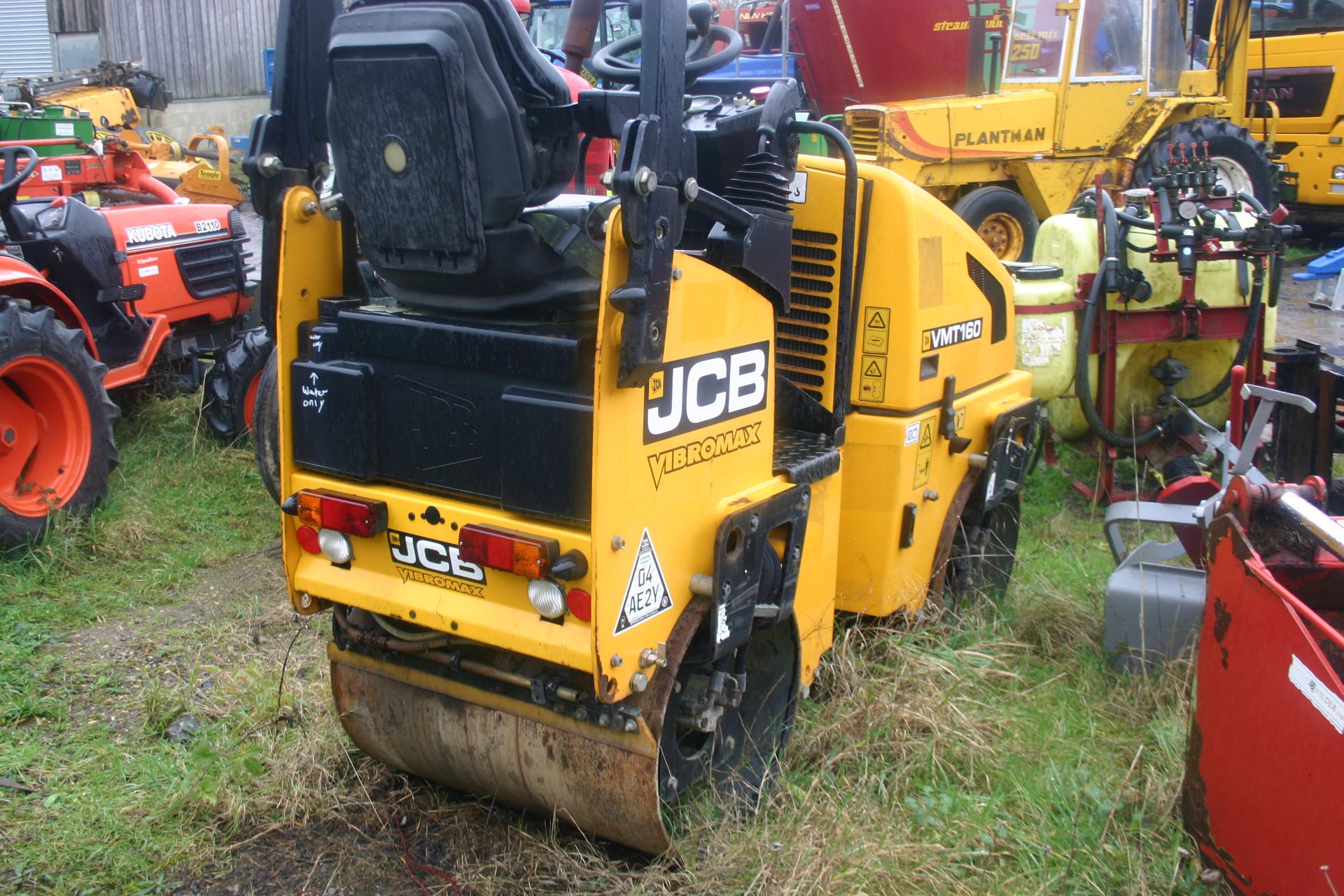 JCB VIBROMAX VMT 160 RIDE ON VIBRATING ROLLER, YEAR 2011, BELIEVED TO HAVE DONE 390 HOURS *PLUS VAT* - Image 2 of 5