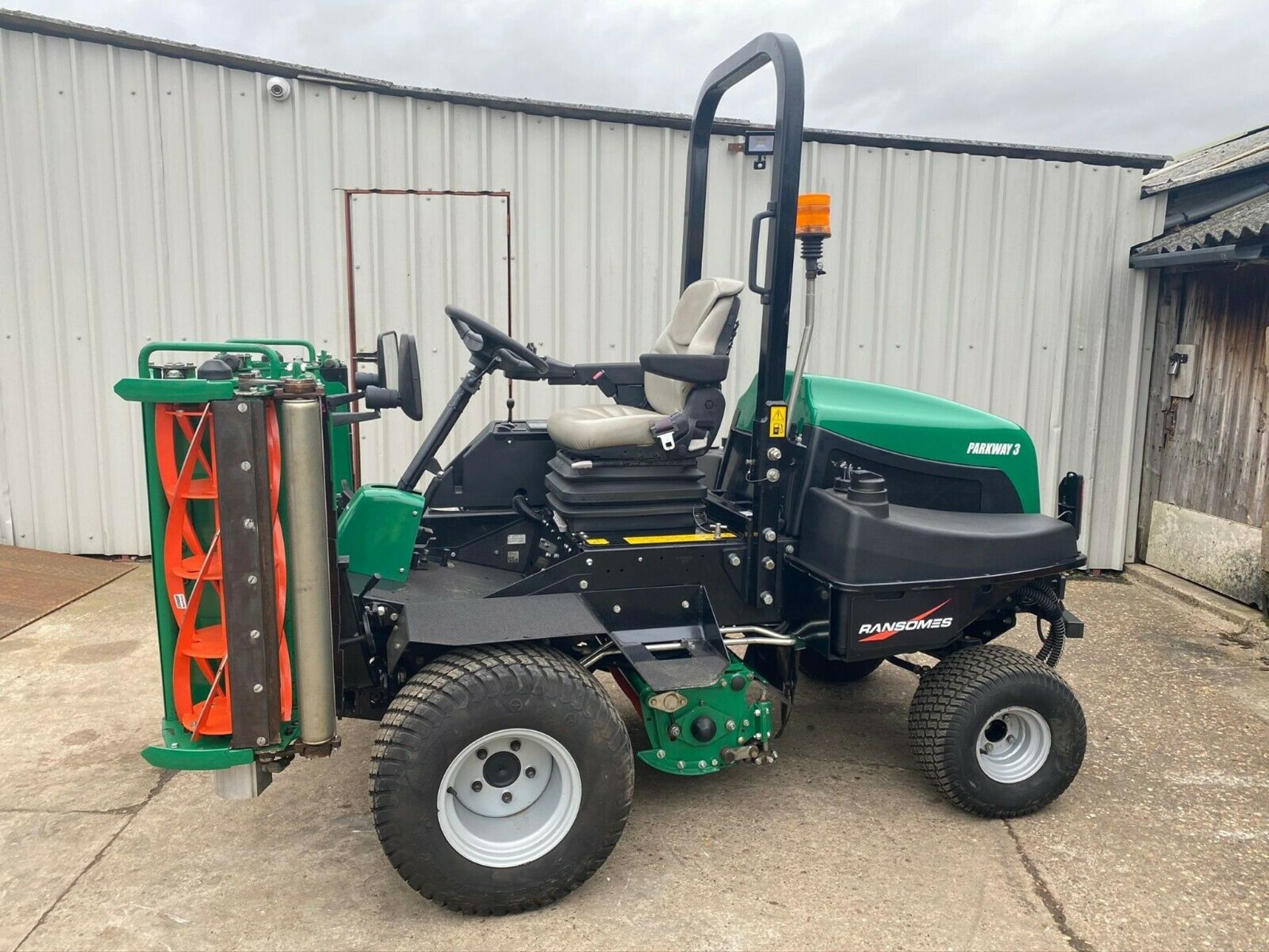IMMACULATE! RANSOMES PARKWAY 3 TRIPLE CYLINDER MOWER, ONLY 953 HOURS, YEAR 2015, NEW CYLINDERS ETC - Image 2 of 10