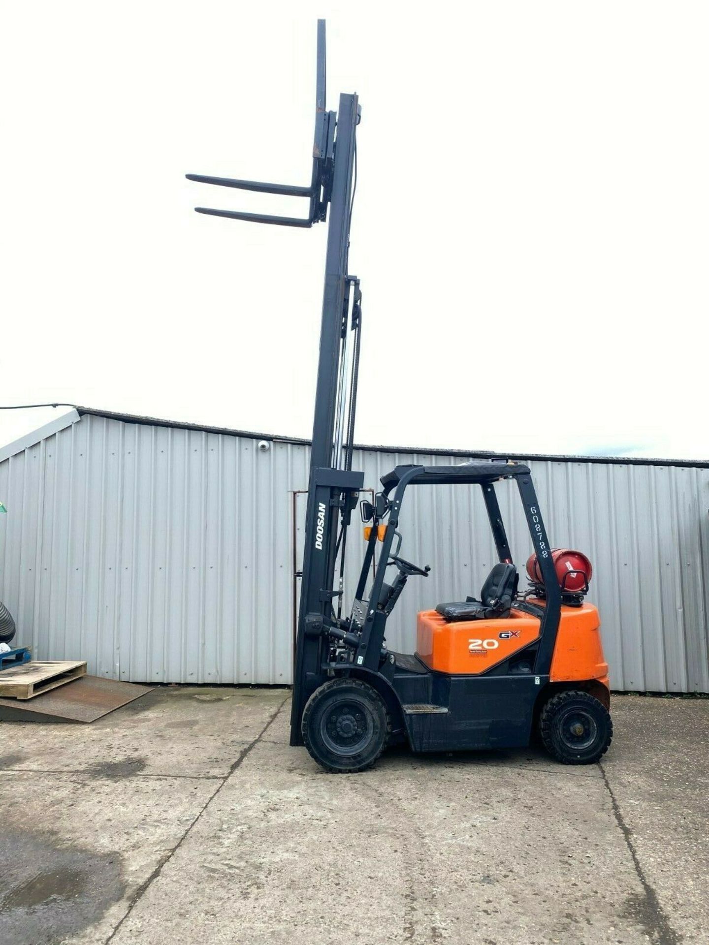 DOOSAN 2 TON GAS FORKLIFT, MODEL: G20G, TRIPLE MAST, FREE LIFT, 1160 HOURS, YEAR 2016 *PLUS VAT* - Image 2 of 6