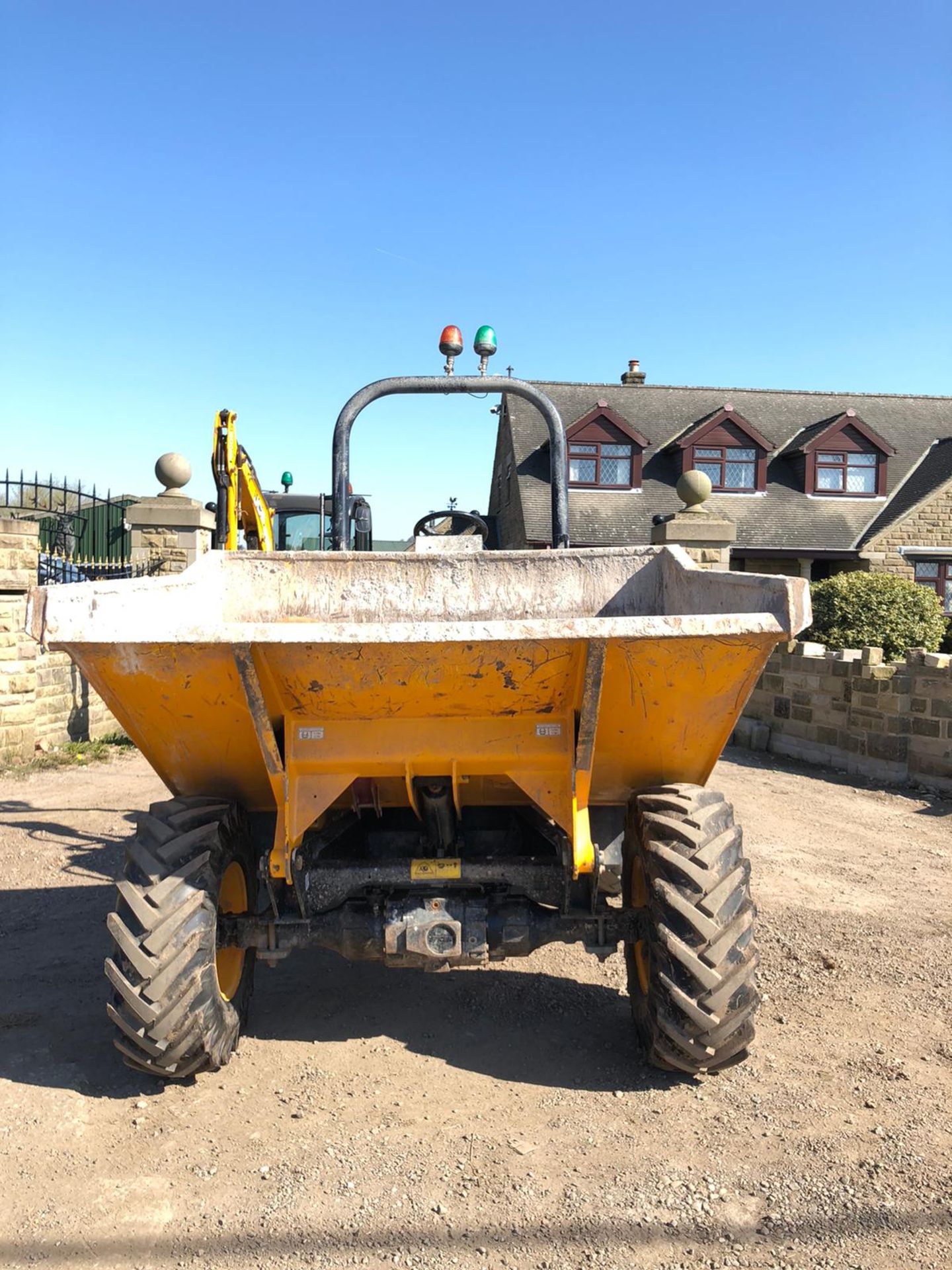 JCB 3 TON STRAIGHT TIP DUMPER, YEAR 2015, RUNS AND WORKS WELL, SHOWING 1349 HOURS *PLUS VAT* - Image 3 of 4