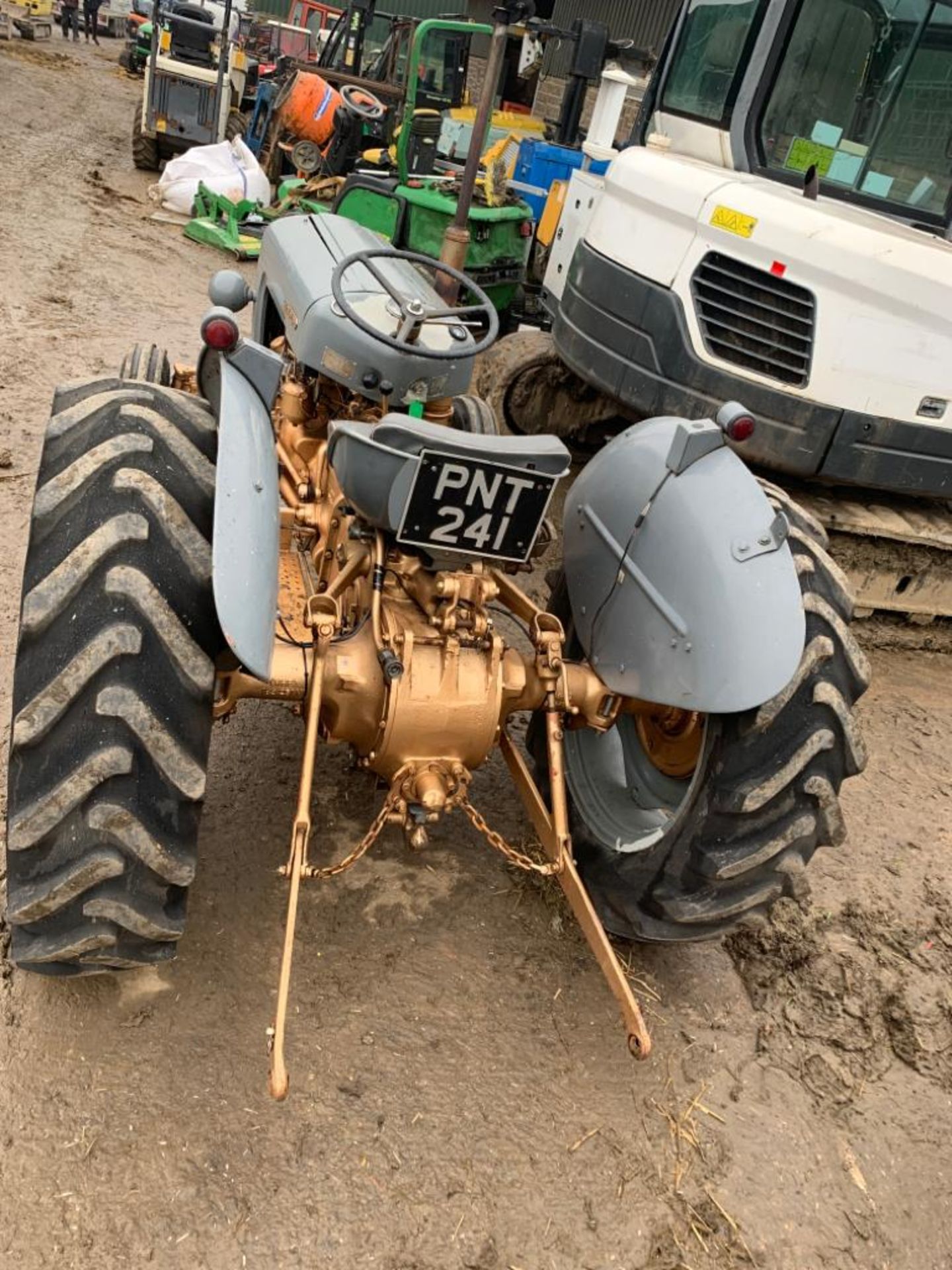 VINTAGE MASSEY FERGUSON DIESEL FARM TRACTOR GREY / GOLD, RUNS AND WORKS *PLUS VAT* - Image 3 of 8