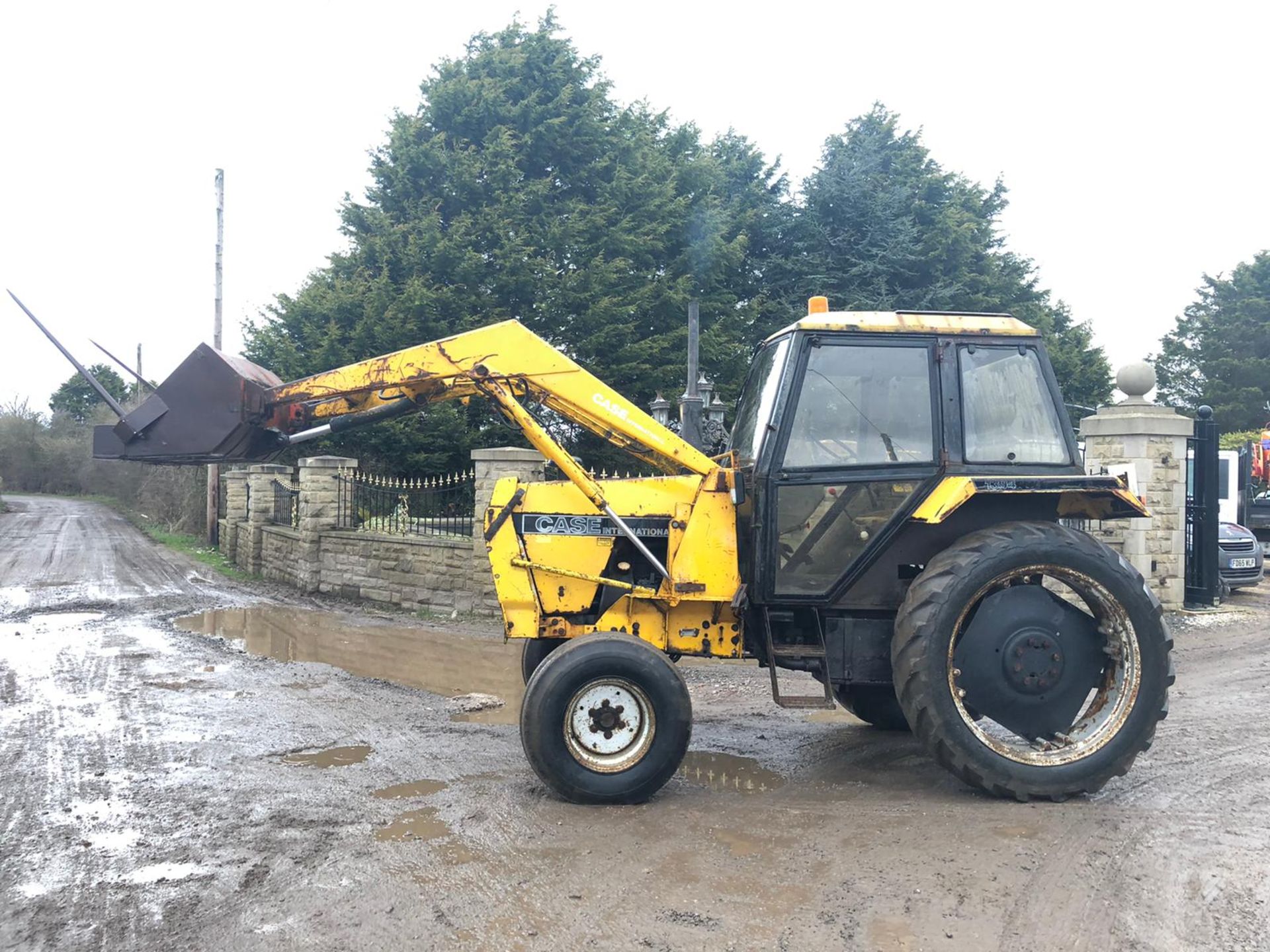 CASE INTERNATIONAL 1394 LOADER TRACTOR, RUNS AND WORKS WELL, 3 POINT LINKAGE, PTO WORKING, 774 HOURS - Image 2 of 8