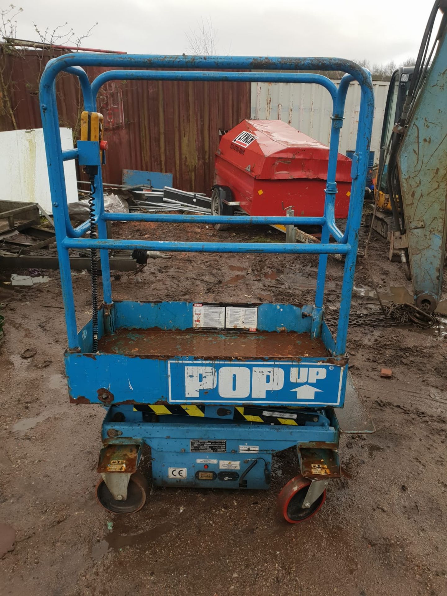 110v / 240v SCISSOR LIFT IN WORKING ORDER, YEAR 2008 *NO VAT* - Image 4 of 8