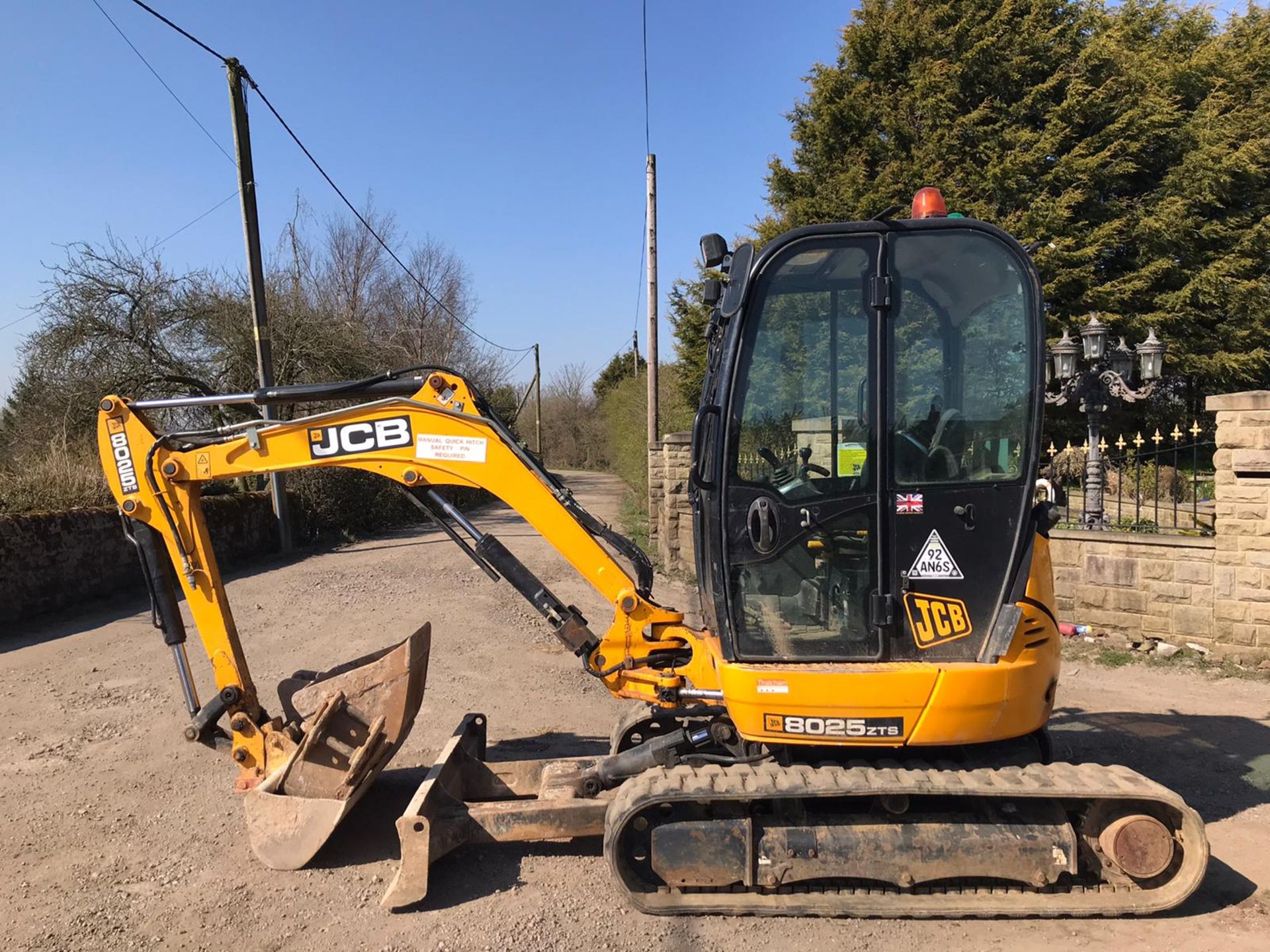 JCB 8025 TRACKED CRAWLER EXCAVATOR, YEAR 2016, C/W 3 X BUCKETS, 1870 HOURS, RUNS & WORKS *PLUS VAT*