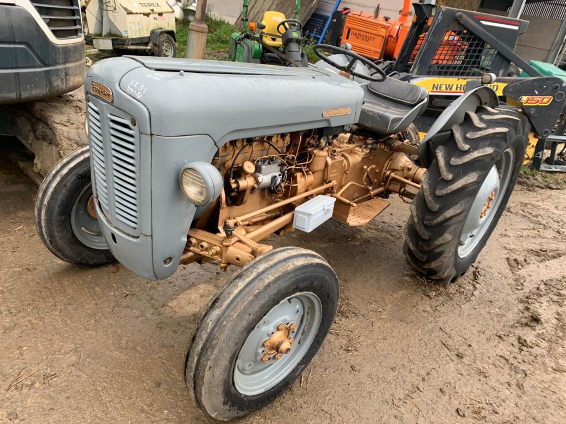 VINTAGE MASSEY FERGUSON DIESEL FARM TRACTOR GREY / GOLD, RUNS AND WORKS *PLUS VAT* - Image 2 of 8