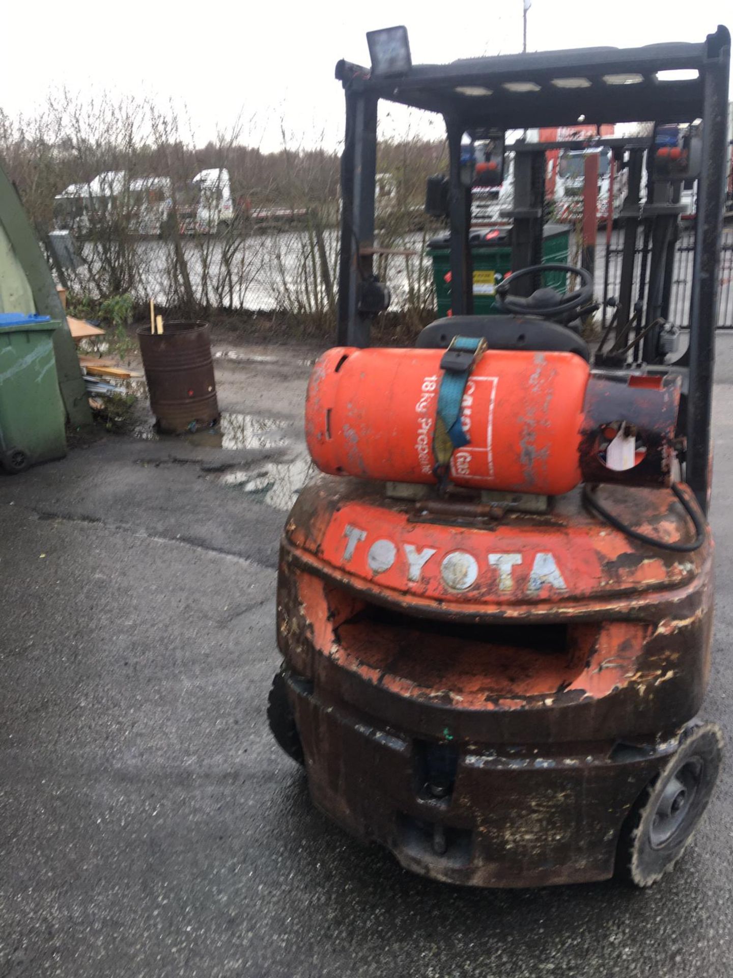 TOYOTA 25 GAS POWERED FORKLIFT, RUNS, WORKS AND LIFTS *NO VAT* - Image 4 of 12