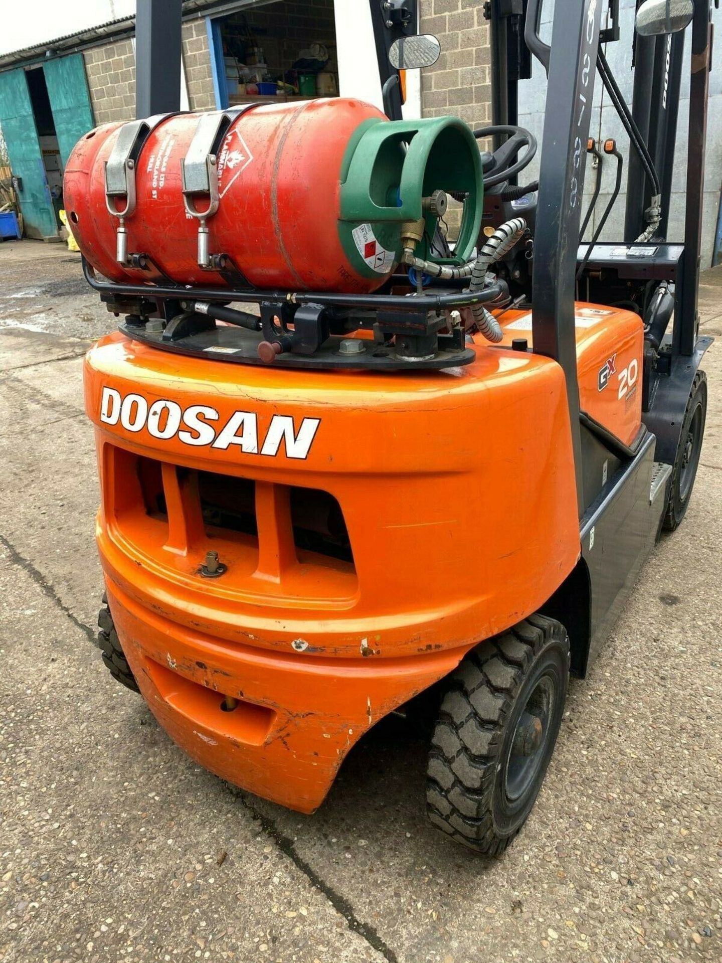 DOOSAN 2 TON GAS FORKLIFT, MODEL: G20G, TRIPLE MAST, FREE LIFT, 1160 HOURS, YEAR 2016 *PLUS VAT* - Image 4 of 6