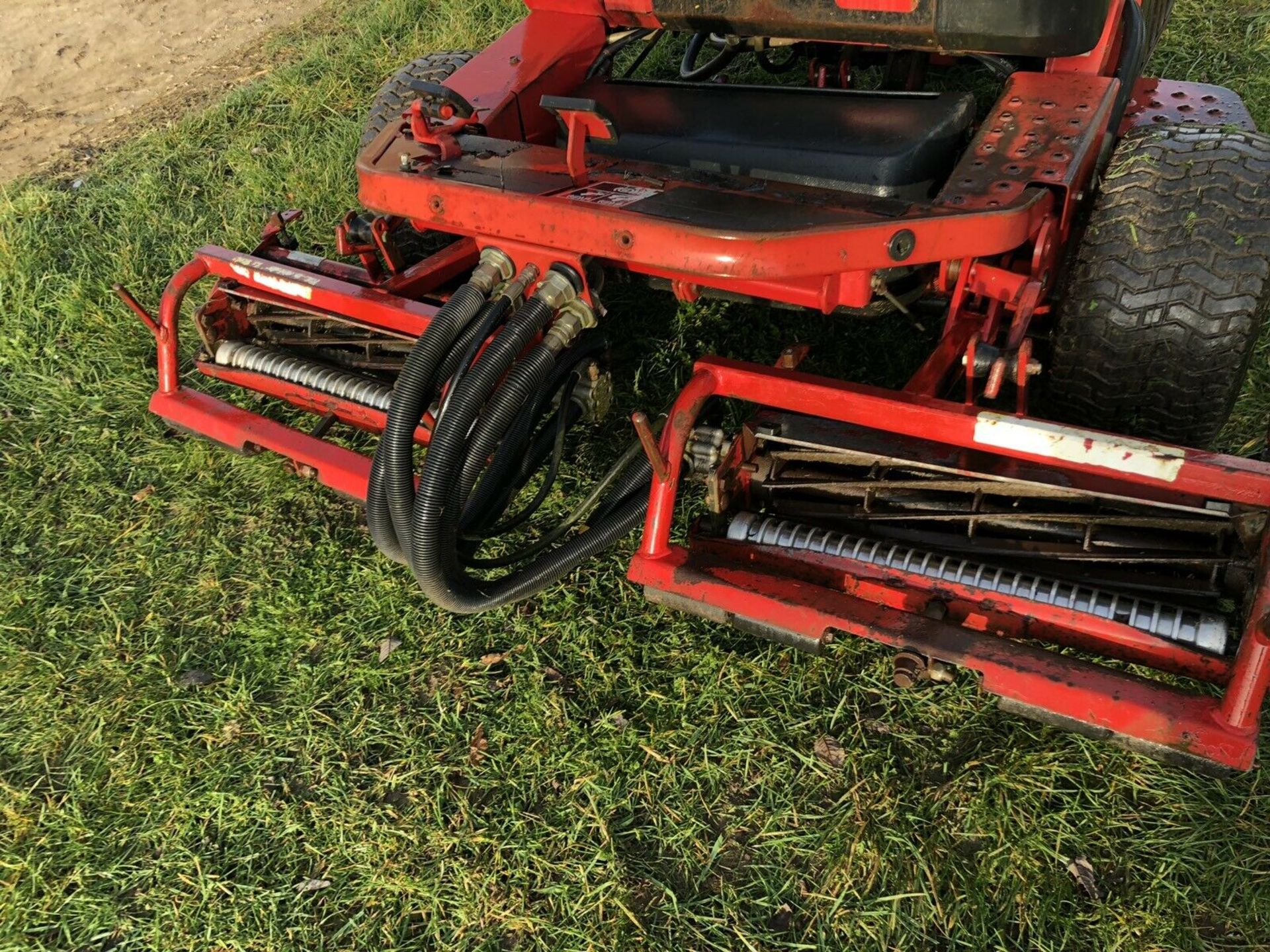 TORO 3200 DIESEL RIDE ON LAWN MOWER, HYDROSTATIC DRIVE, VERY SHARP TURNING CIRCLE, COLLECTION BOXES - Image 3 of 5