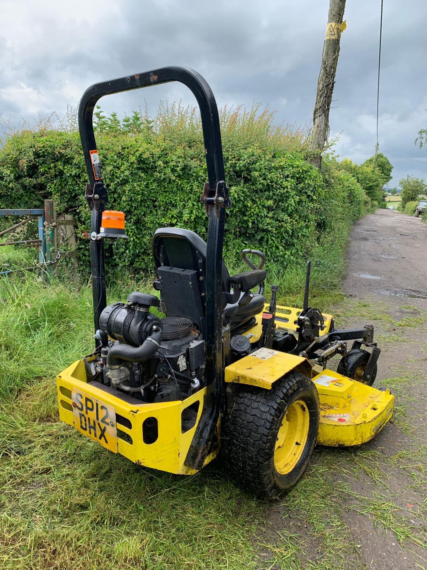 2012 GREAT DANE BRUTUS RIDE ON ZERO TURN PETROL LAWN MOWER *PLUS VAT* - Image 7 of 11