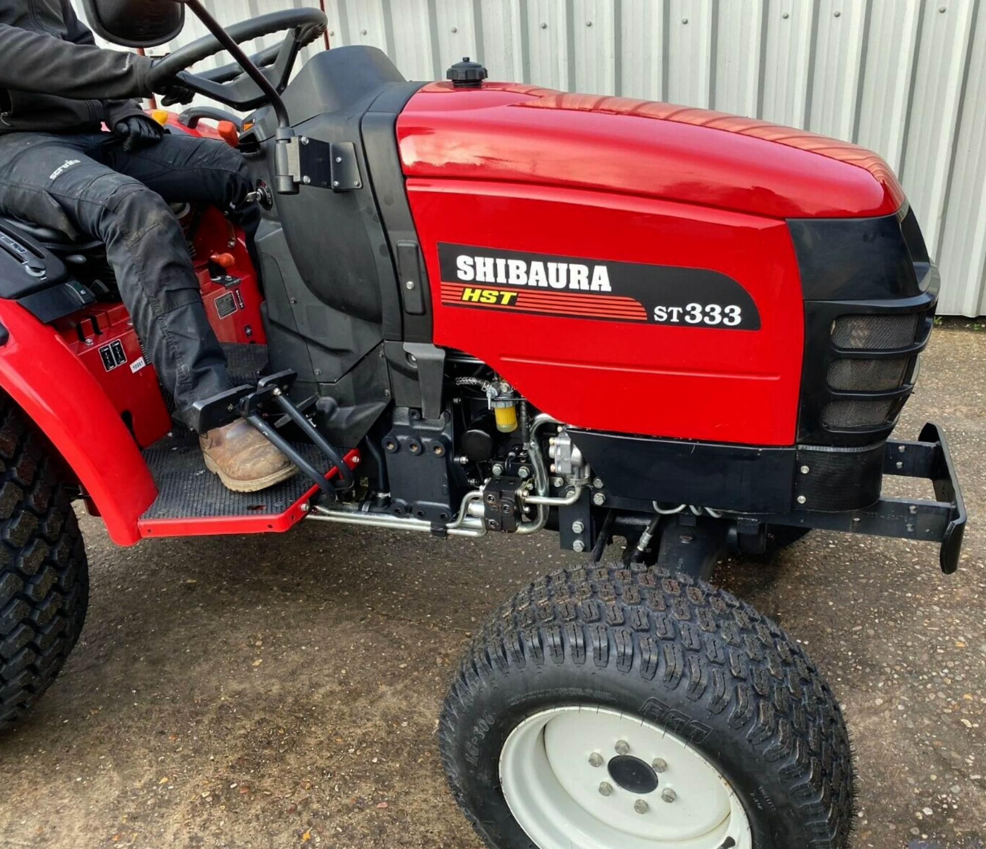 SHIBAURU ST333 COMPACT TRACTOR 4X4 33HP NEAR MINT CONDITION ! - Image 2 of 6