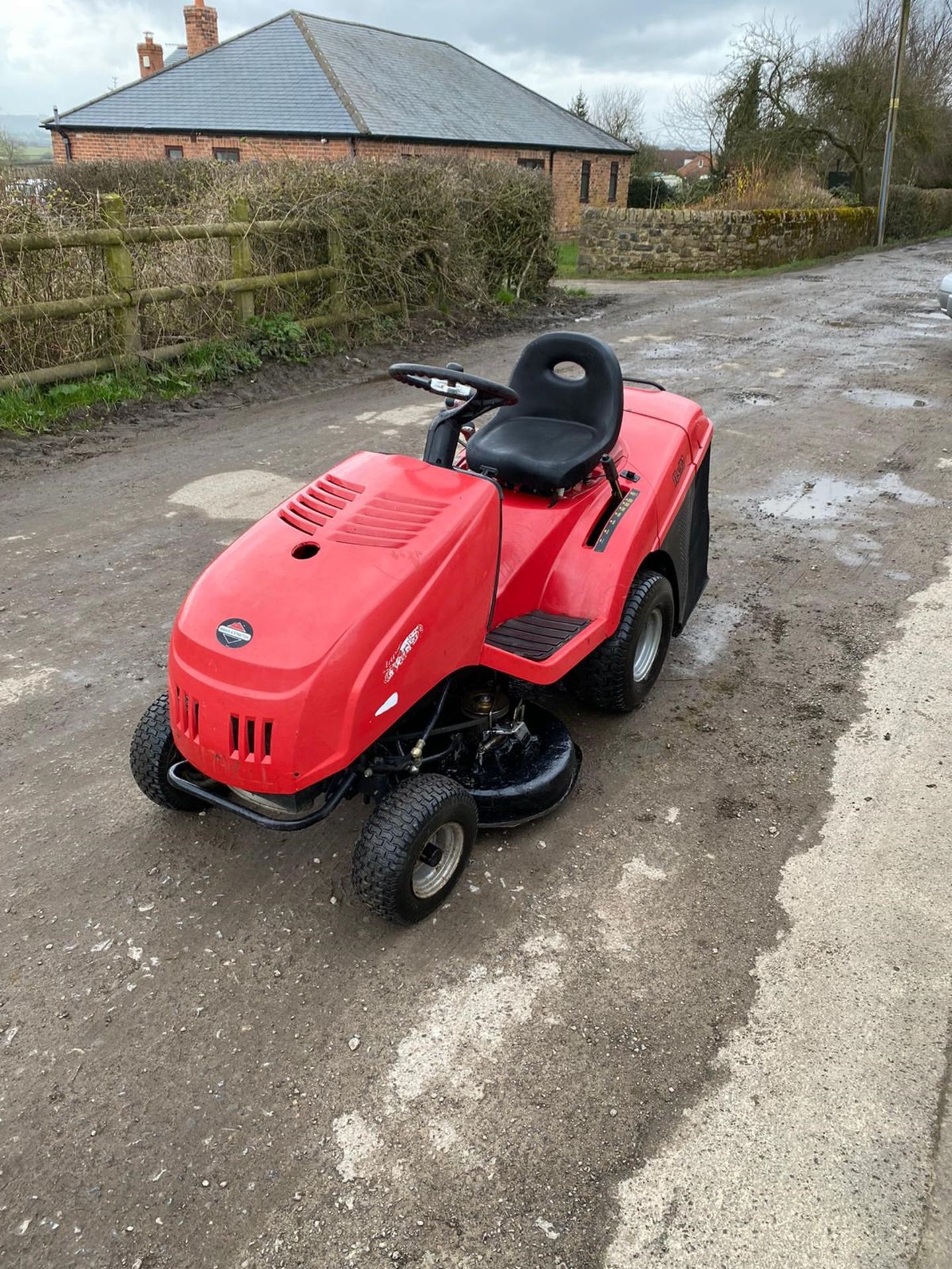 CASTLE-GARDEN RIDE ON LAWN MOWER 11,5 / 92, RUNS, WORKS & CUTS, BRIGGS AND STRATTON ENGINE *NO VAT* - Image 4 of 5