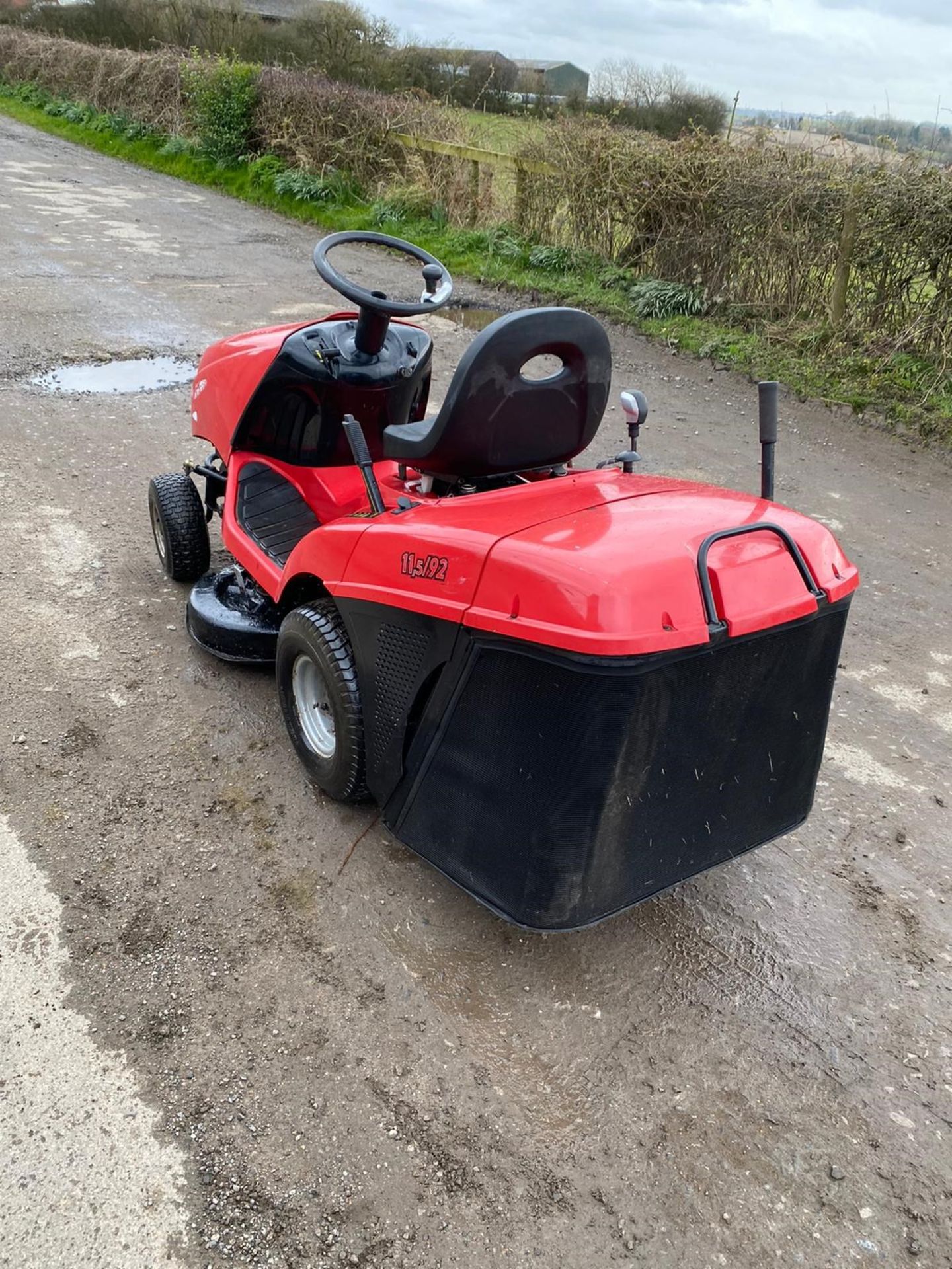 CASTLE-GARDEN RIDE ON LAWN MOWER 11,5 / 92, RUNS, WORKS & CUTS, BRIGGS AND STRATTON ENGINE *NO VAT* - Image 2 of 5