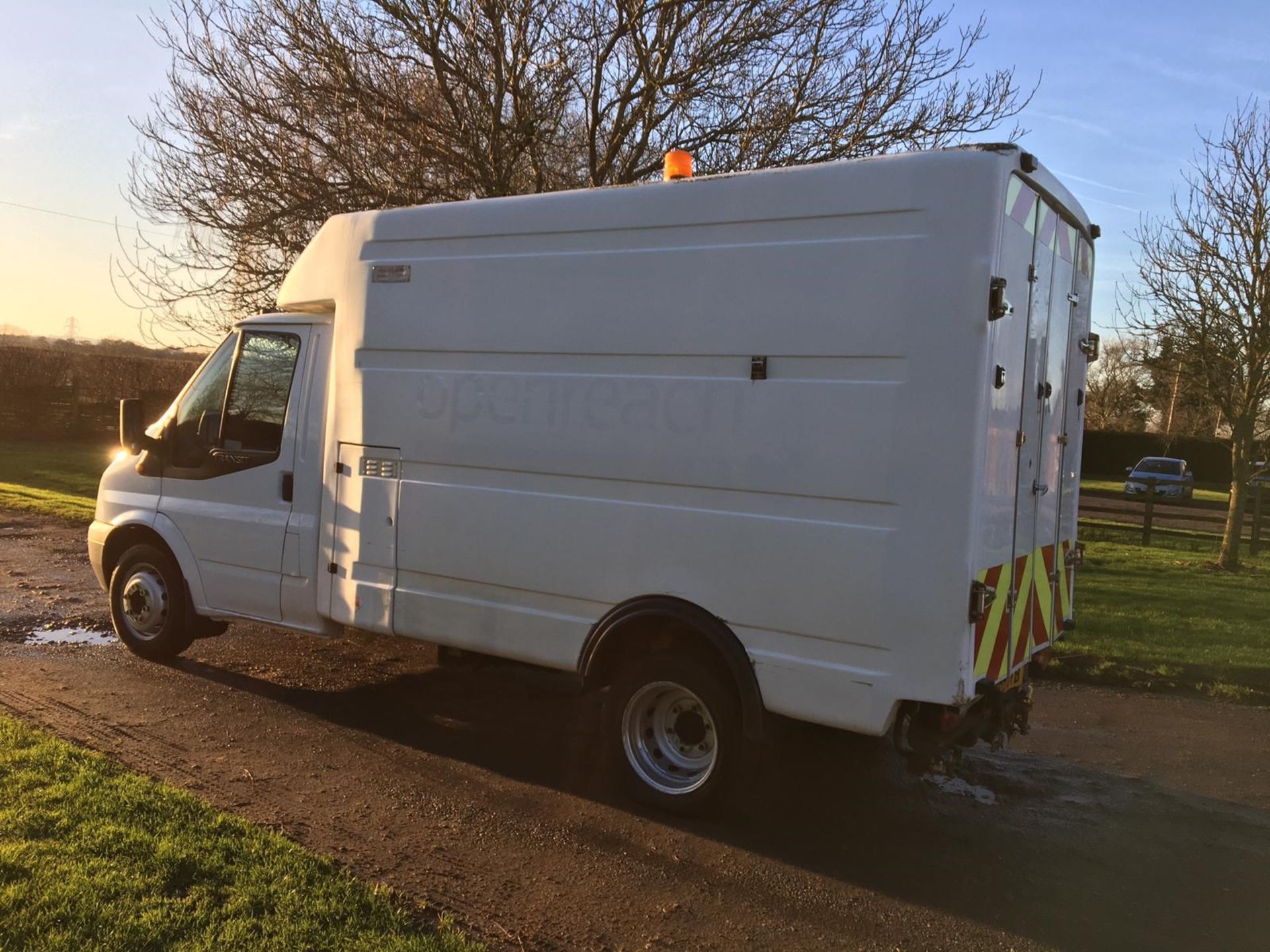 2009/59 REG FORD TRANSIT 100 T350M RWD 2.4 DIESEL COMPRESSOR & ELECTRICS, SHOWING 0 FORMER KEEPERS - Image 4 of 11