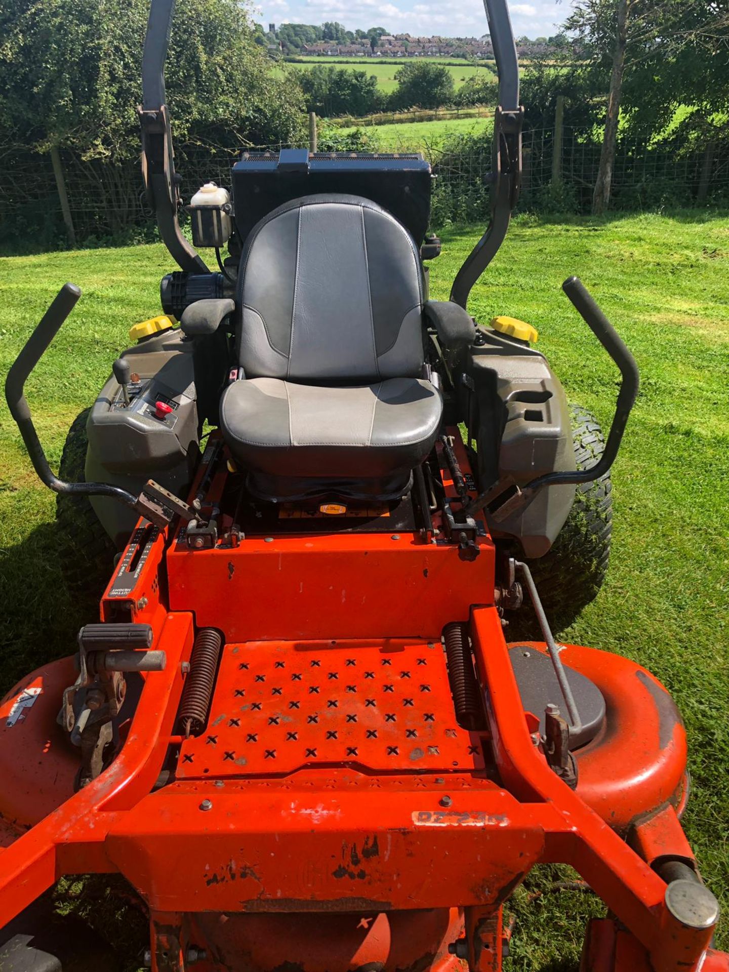 HUSQVARNA ZERO TURN RIDE ON LAWN MOWR, RUNS, WORKS AND CUTS, ONLY 900 HOURS FROM NEW *PLUS VAT* - Image 5 of 6