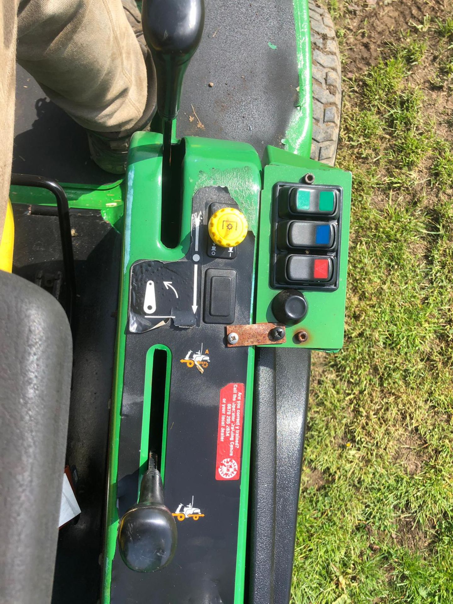 JOHN DEERE 1445 RIDE ON LAWN MOWER WITH FLAIL MOWER, YEAR 2008, RUNS, WORKS AND CUTS *PLUS VAT* - Image 6 of 7