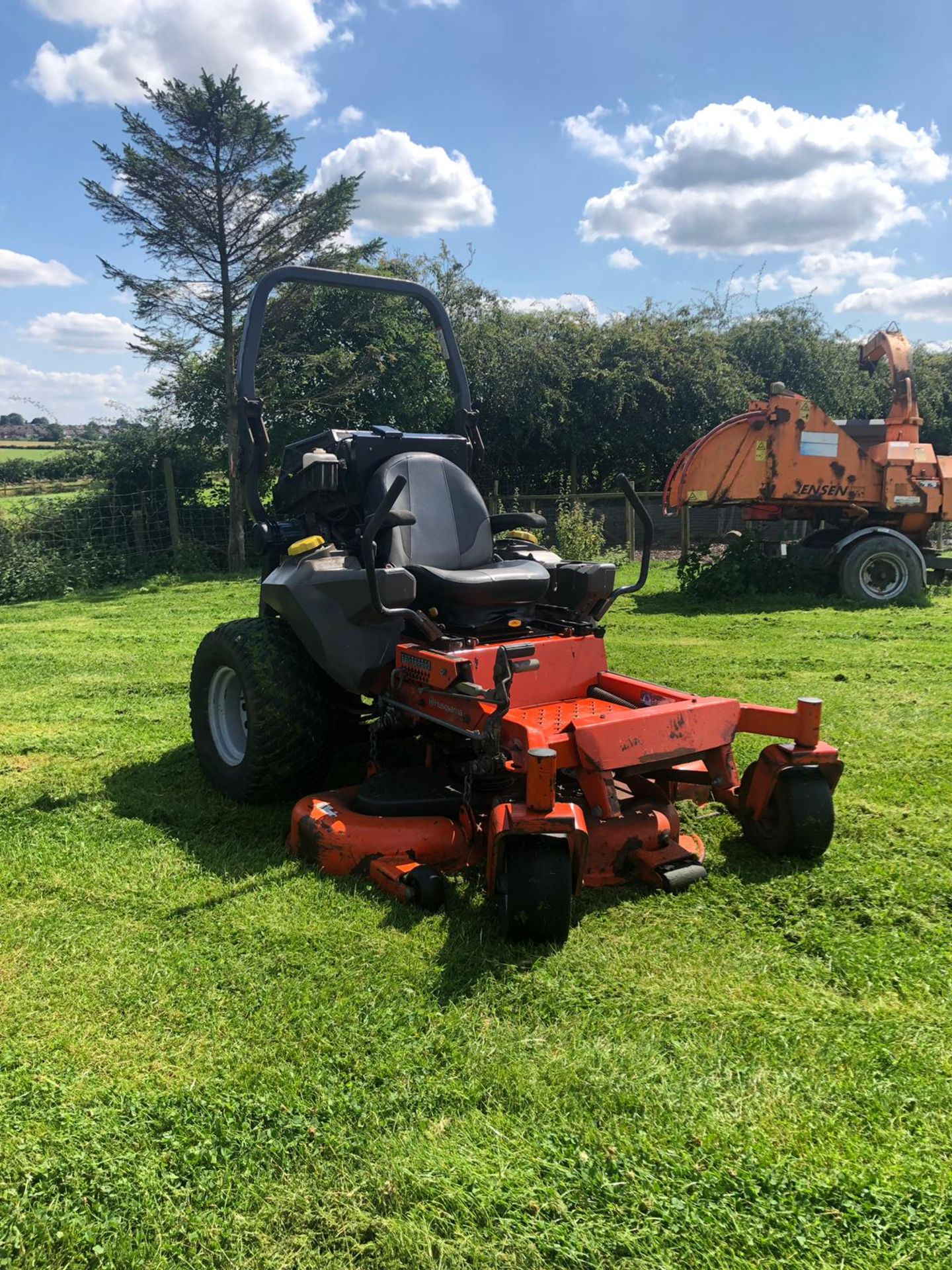 HUSQVARNA ZERO TURN RIDE ON LAWN MOWR, RUNS, WORKS AND CUTS, ONLY 900 HOURS FROM NEW *PLUS VAT*
