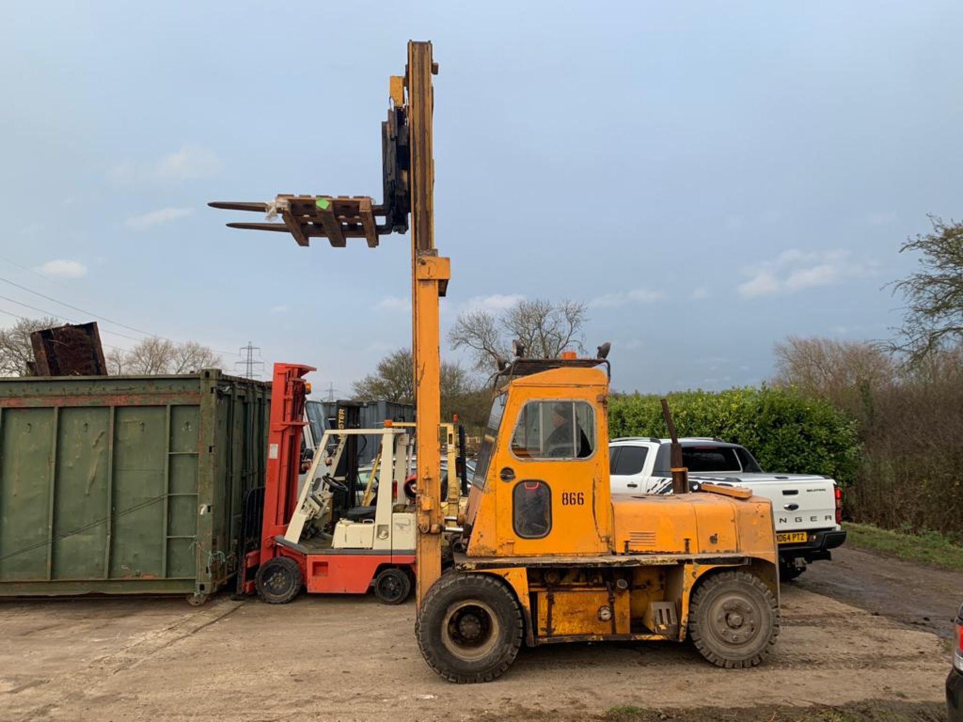 6 TON TWIN WHEEL DIESEL FORKLIFT, GOOD TYRES, 2 SPEED FORWARD & REVERSE, RUNS, WORKS & LIFTS - Image 3 of 14