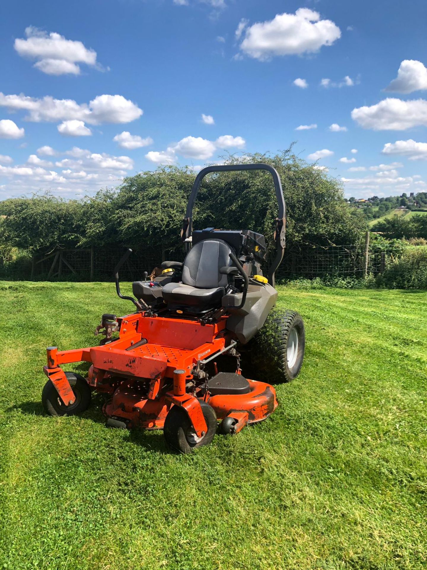 HUSQVARNA ZERO TURN RIDE ON LAWN MOWR, RUNS, WORKS AND CUTS, ONLY 900 HOURS FROM NEW *PLUS VAT* - Image 6 of 6