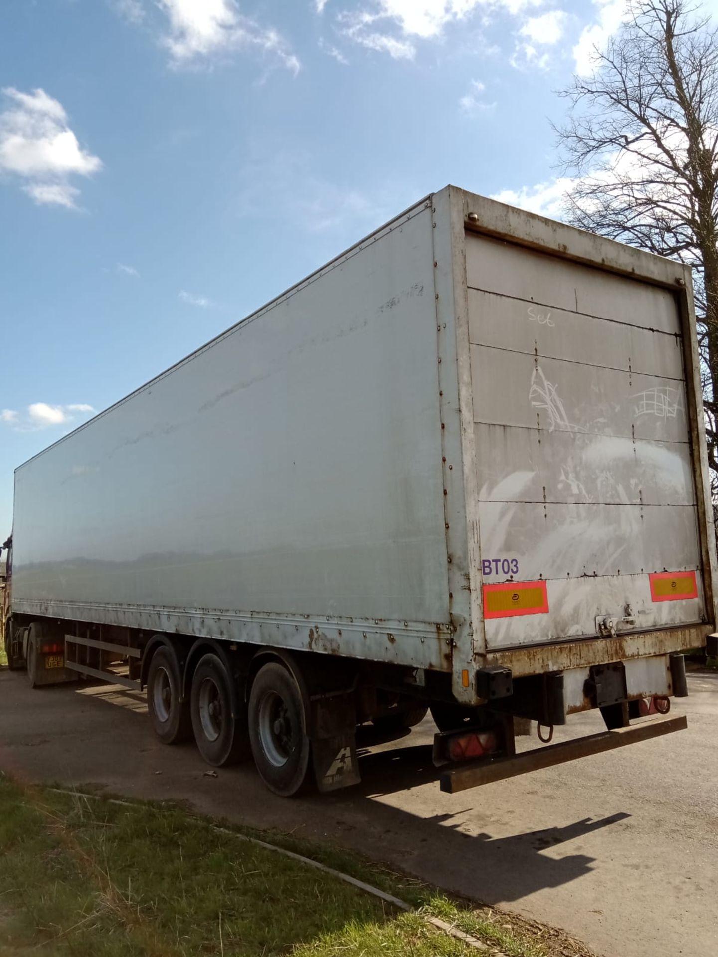 SDC 4.2M TRI-AXLE BOX TRAILER, BPW DRUM BRAKES, FULL CHASSIS, MOT JULY 20, YEAR 2003 *PLUS VAT* - Image 7 of 8