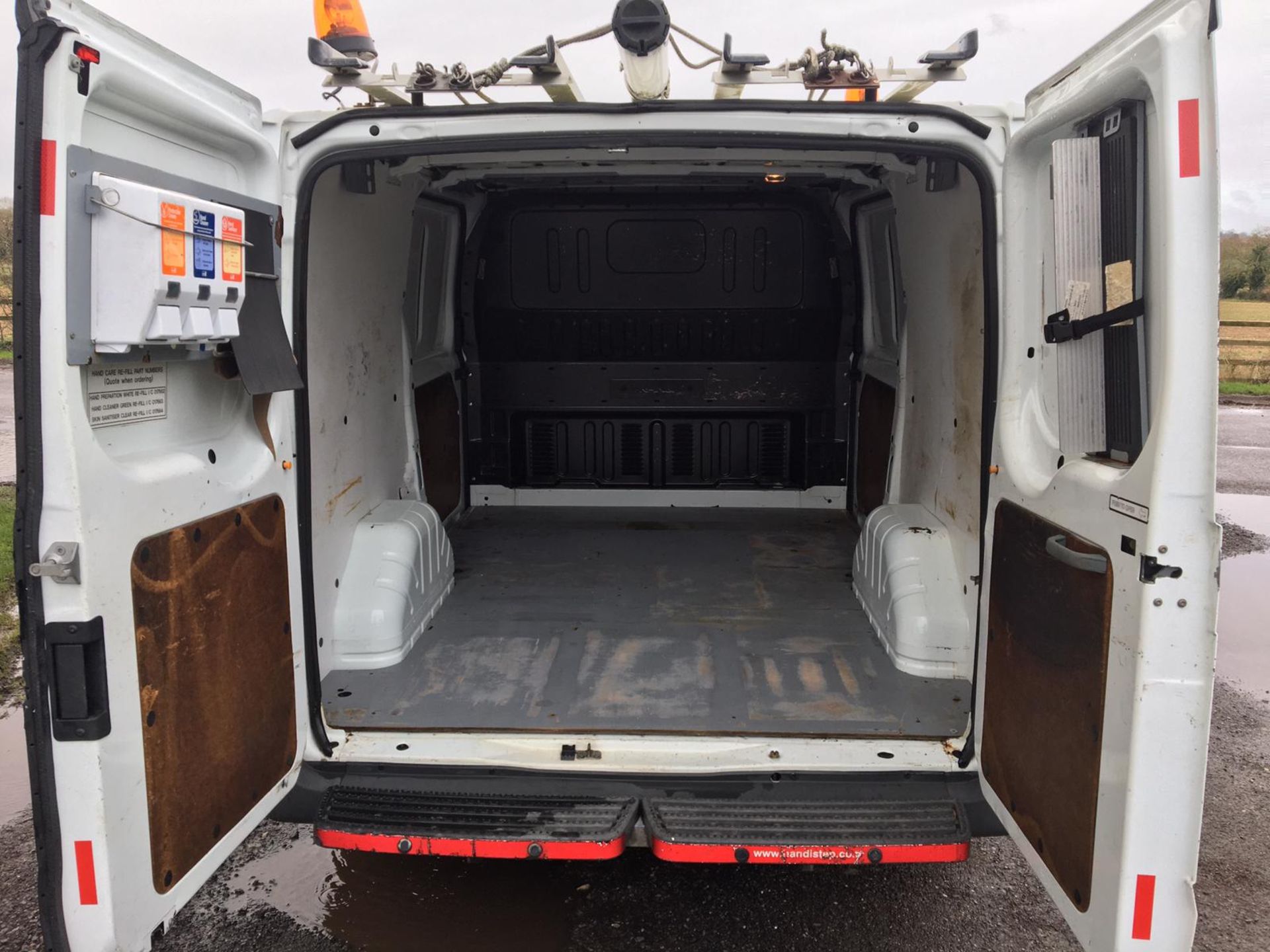 2012/62 REG FORD TRANSIT 100 T300 FWD 2.2 DIESEL PANEL VAN, SHOWING 0 FORMER KEEPERS *PLUS VAT* - Image 8 of 13