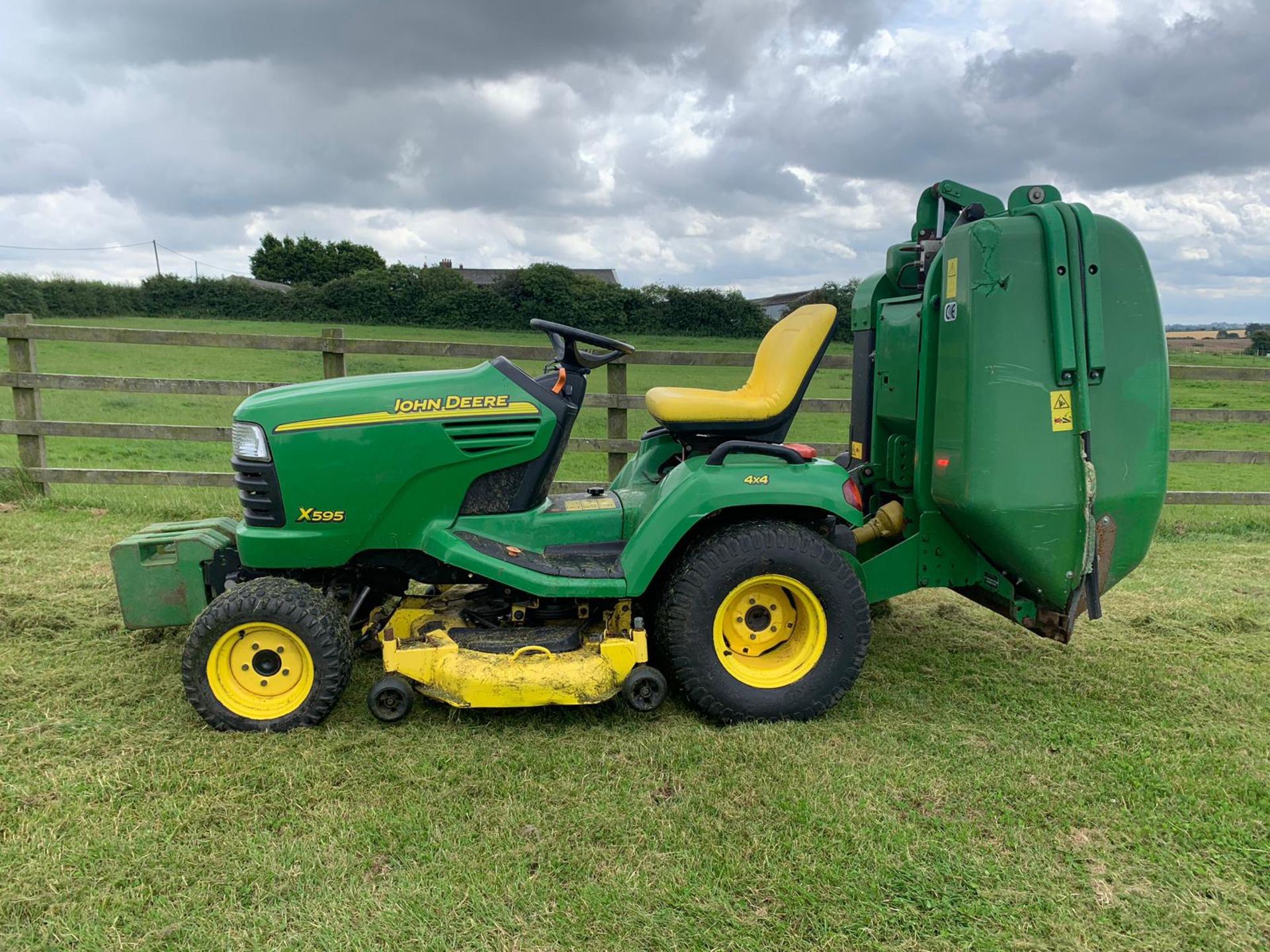 JOHN DEERE X595 4WD RIDE ON DIESEL LAWNMOWER 48" DECK, RUNS AND WORKS *PLUS VAT* - Bild 5 aus 18