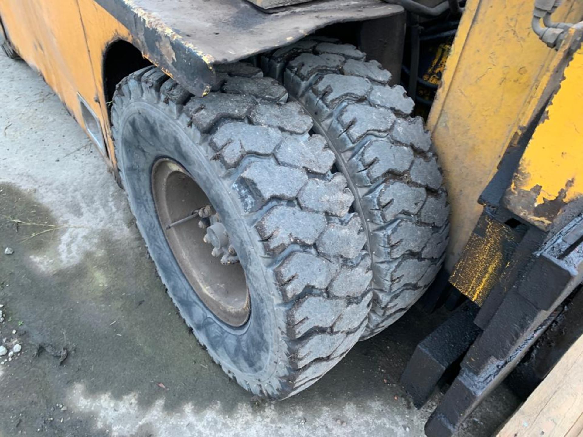 6 TON TWIN WHEEL DIESEL FORKLIFT, GOOD TYRES, 2 SPEED FORWARD & REVERSE, RUNS, WORKS & LIFTS - Image 6 of 14