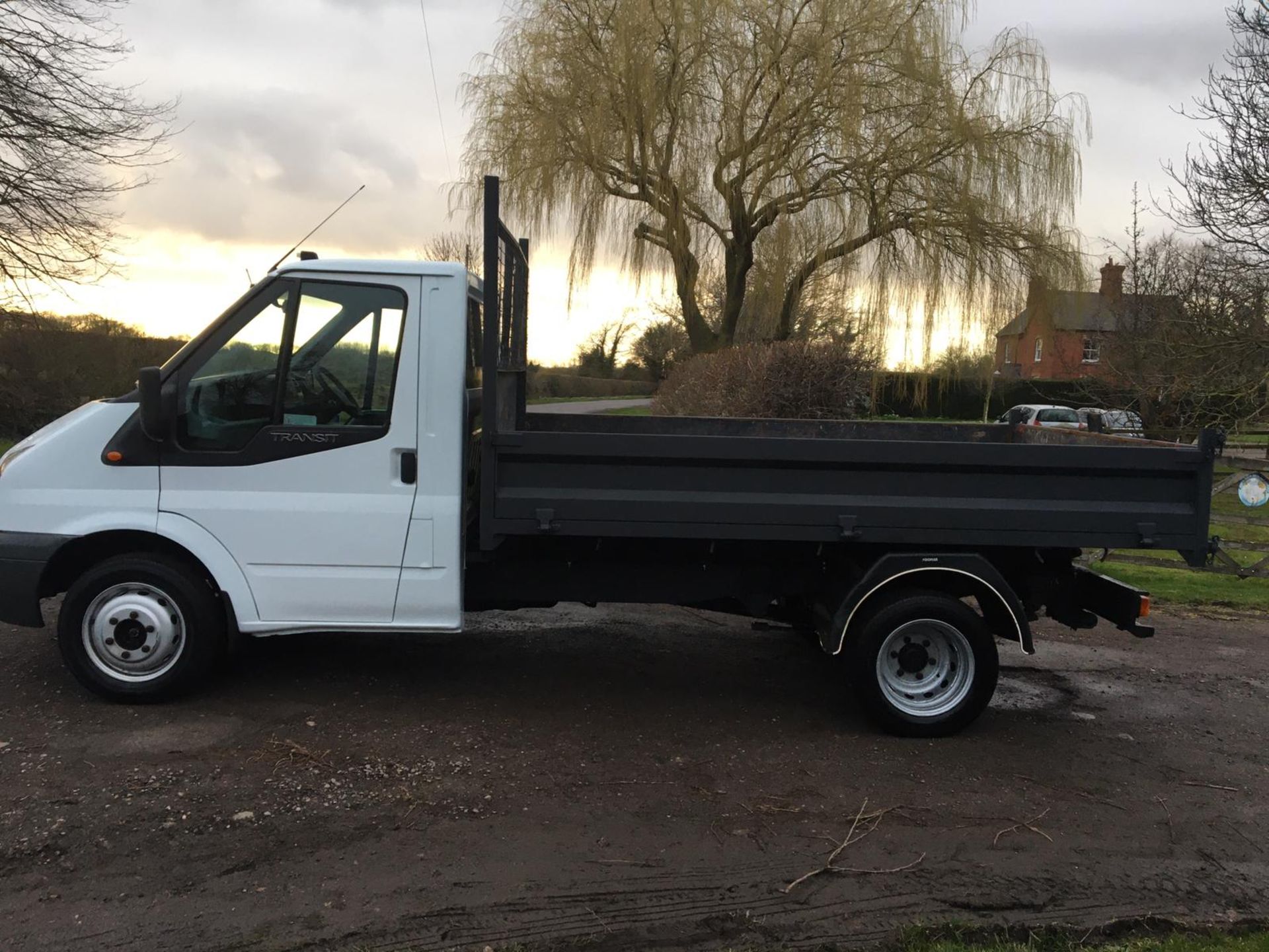 2009/59 REG FORD TRANSIT 100 T350M RWD 2.4 DIESEL TIPPER, SHOWING 0 FORMER KEEPERS *PLUS VAT* - Image 2 of 12