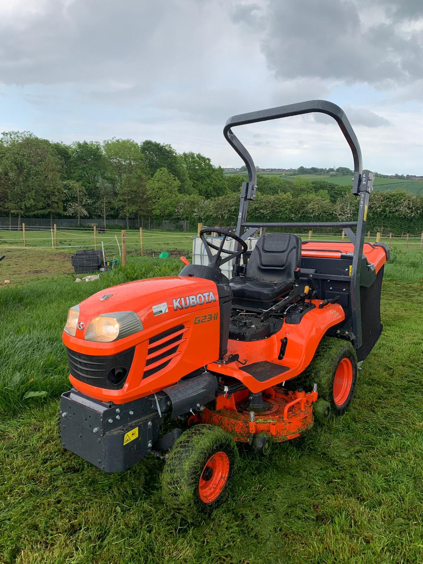 2015 KUBOTA G23-II TWIN CUT LAWN MOWER WITH ROLL BAR, HYDRAULIC TIP, LOW DUMP COLLECTOR - 28 HOURS!! - Image 3 of 15