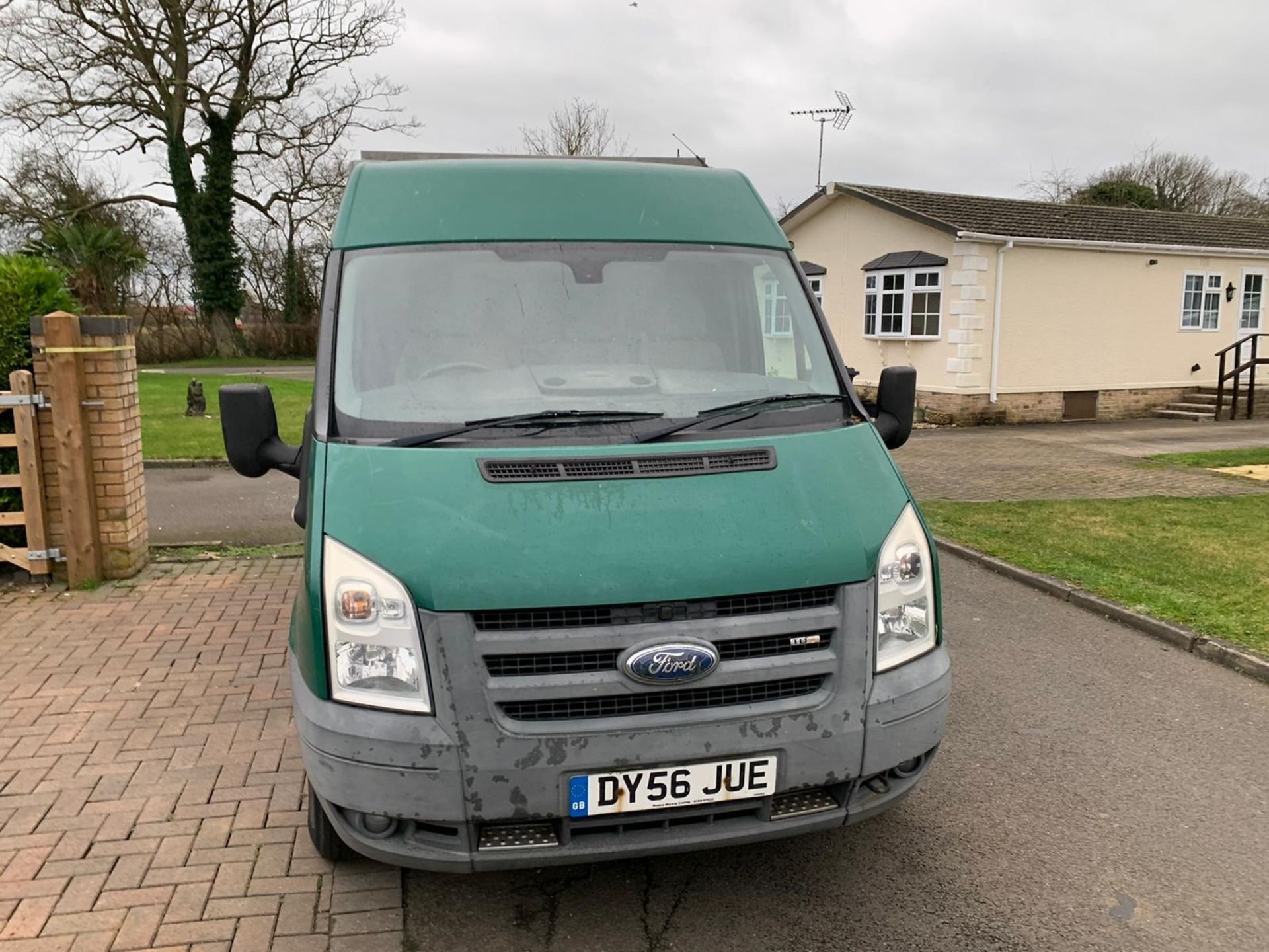 2006/56 REG FORD TRANSIT 110 T330S FWD 2.2 DIESEL GREEN PANEL VAN, SHOWING 1 FORMER KEEPER *NO VAT* - Image 2 of 8