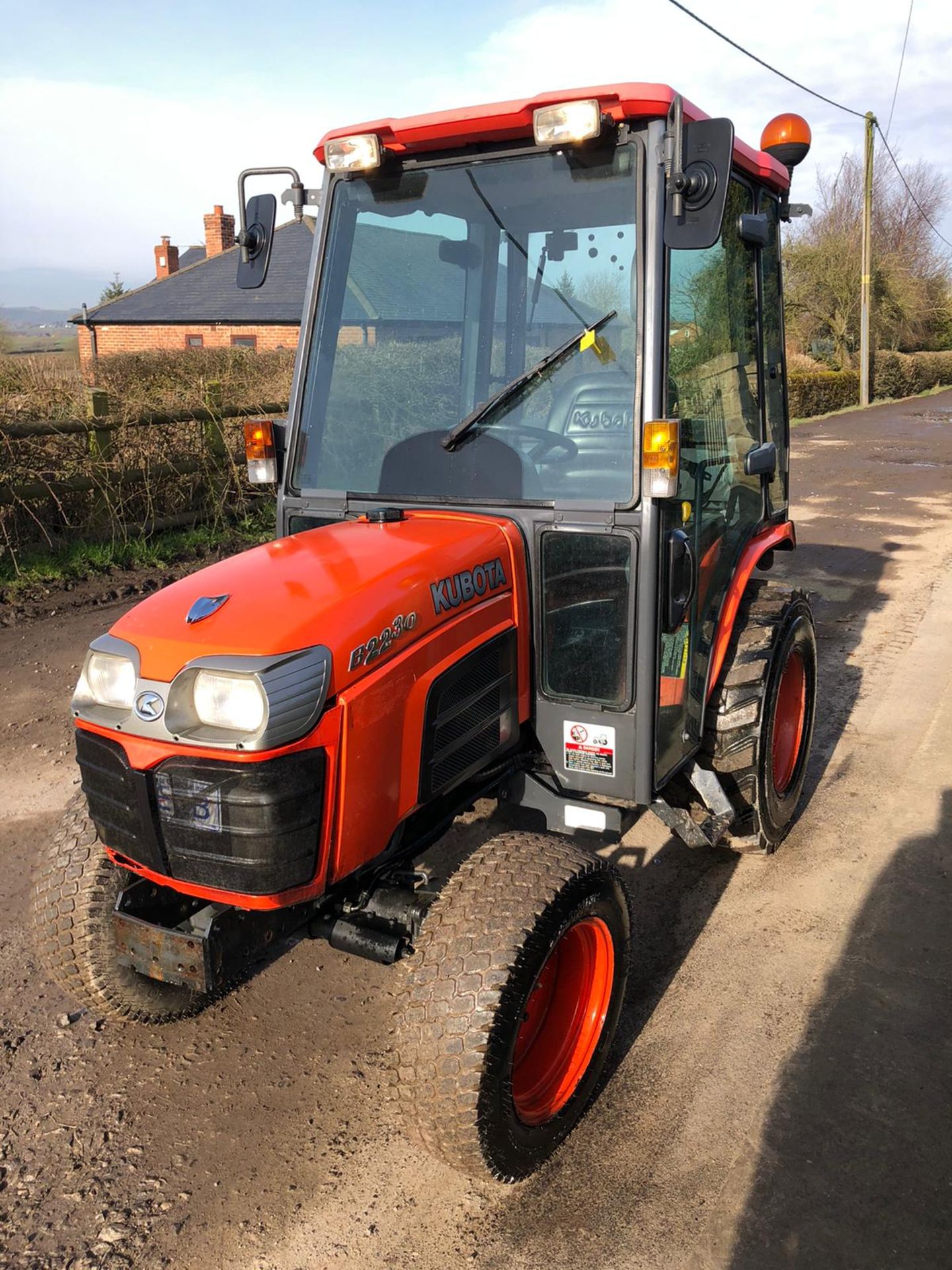 KUBOTA B2230 COMPACT TRACTOR, MODEL B2230, FULL GLASS CAB, 3 POINT LINKAGE, REAR PTO, 4 WHEEL DRIVE - Image 2 of 4