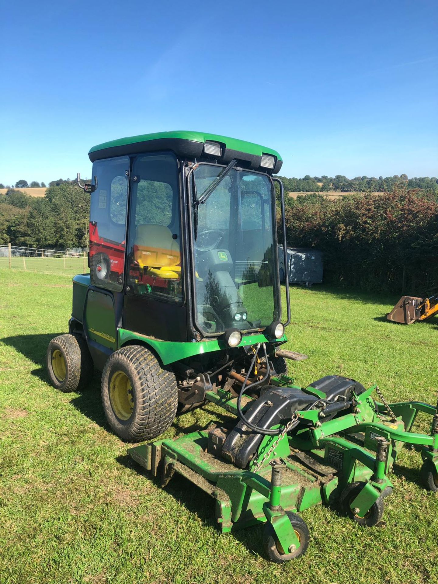 JOHN DEERE 1545 RIDE ON LAWN MOWER WITH FULL CAB, YEAR 2006, RUNS, WORKS AND CUTS *PLUS VAT*