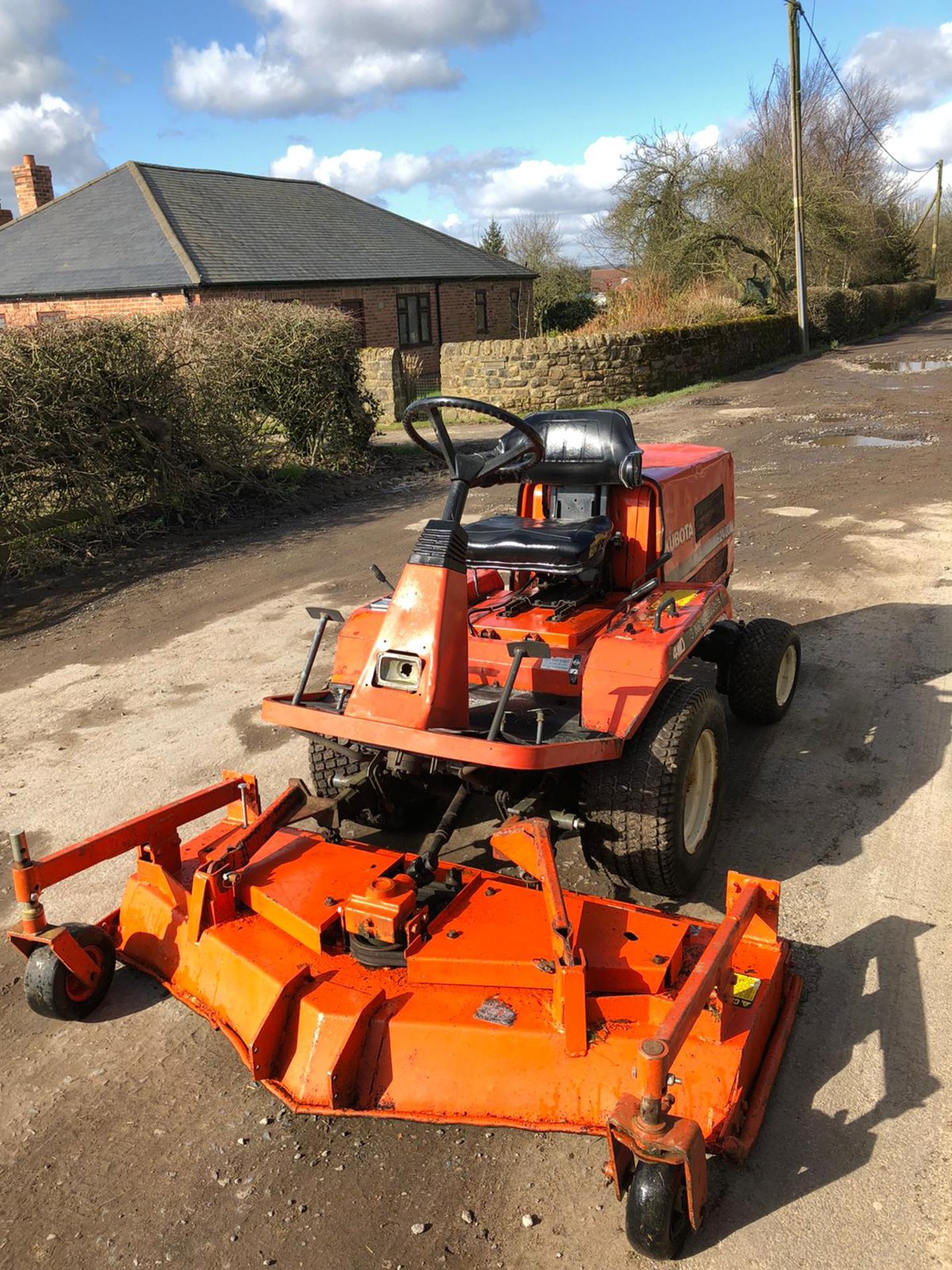 KUBOTA F2400 RIDE ON LAWN MOWER, RUNS, WORKS AND CUTS *NO VAT* - Image 2 of 6