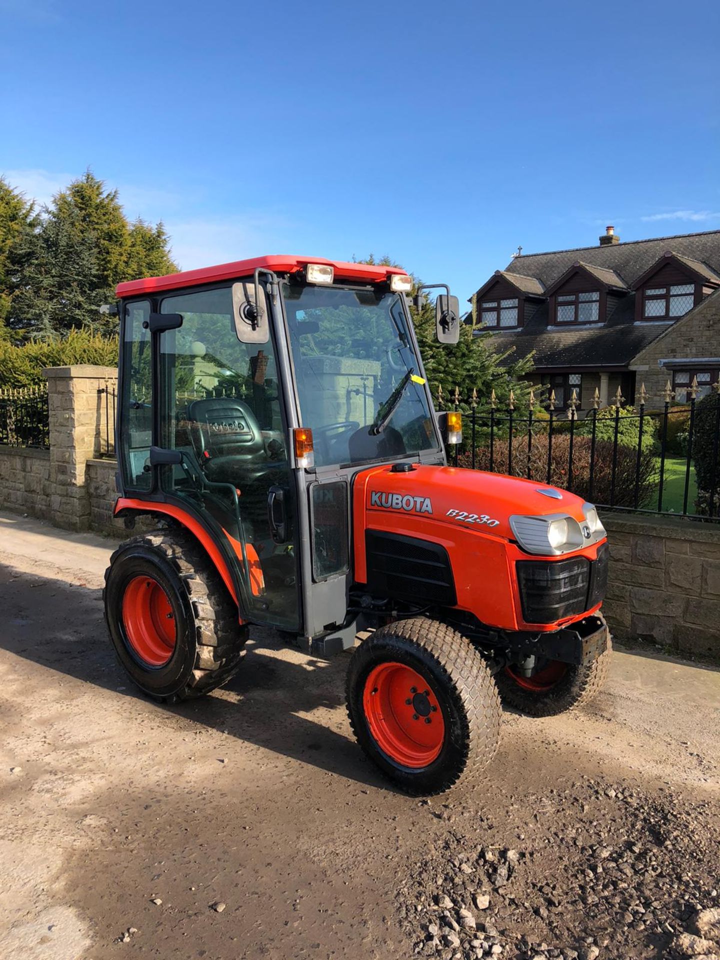 KUBOTA B2230 COMPACT TRACTOR, MODEL B2230, FULL GLASS CAB, 3 POINT LINKAGE, REAR PTO, 4 WHEEL DRIVE