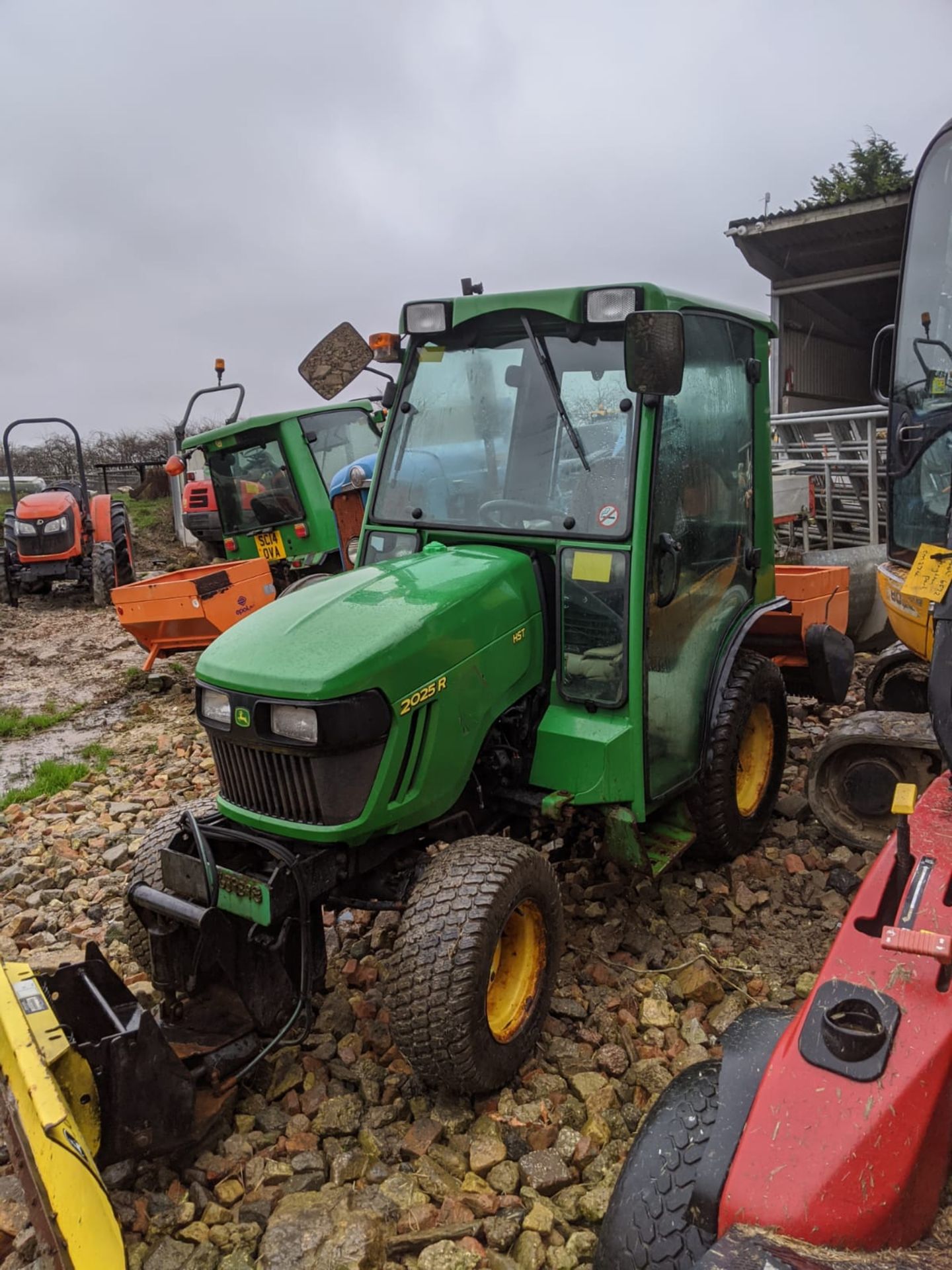 2014 JOHN DEERE 2025R COMPACT TRACTOR, FRONT HYDRAULICS, TILT BLADE, FULL CAB, C/W REAR GRITTER