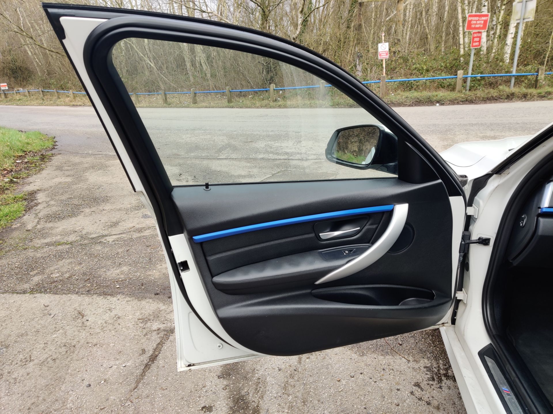 2015/65 REG BMW 318D M SPORT 2.0 DIESEL WHITE 4 DOOR SALOON, SHOWING 0 FORMER KEEPERS *NO VAT* - Image 7 of 23