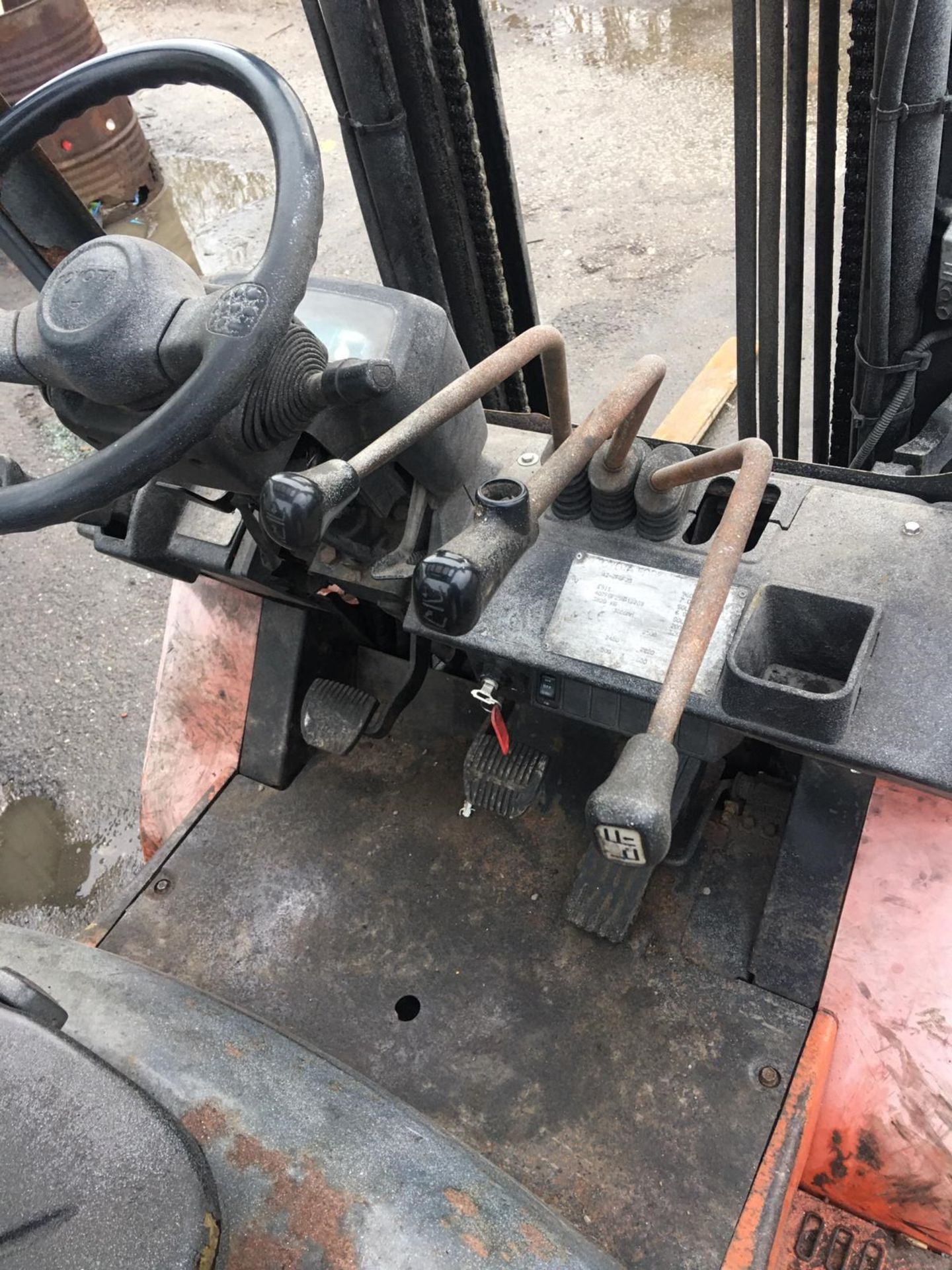 TOYOTA 25 GAS POWERED FORKLIFT, RUNS, WORKS AND LIFTS *NO VAT* - Image 12 of 12