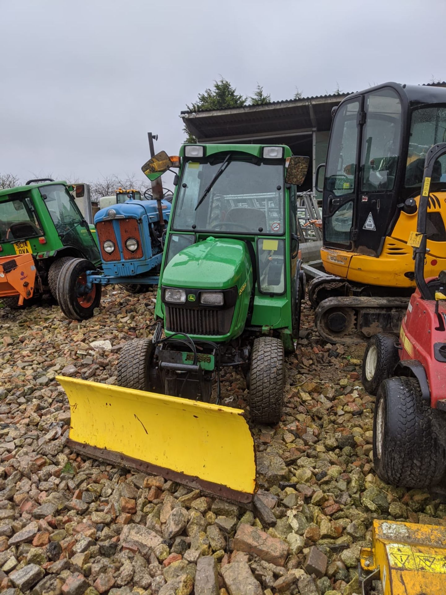 2014 JOHN DEERE 2025R COMPACT TRACTOR, FRONT HYDRAULICS, TILT BLADE, FULL CAB, C/W REAR GRITTER - Image 2 of 4