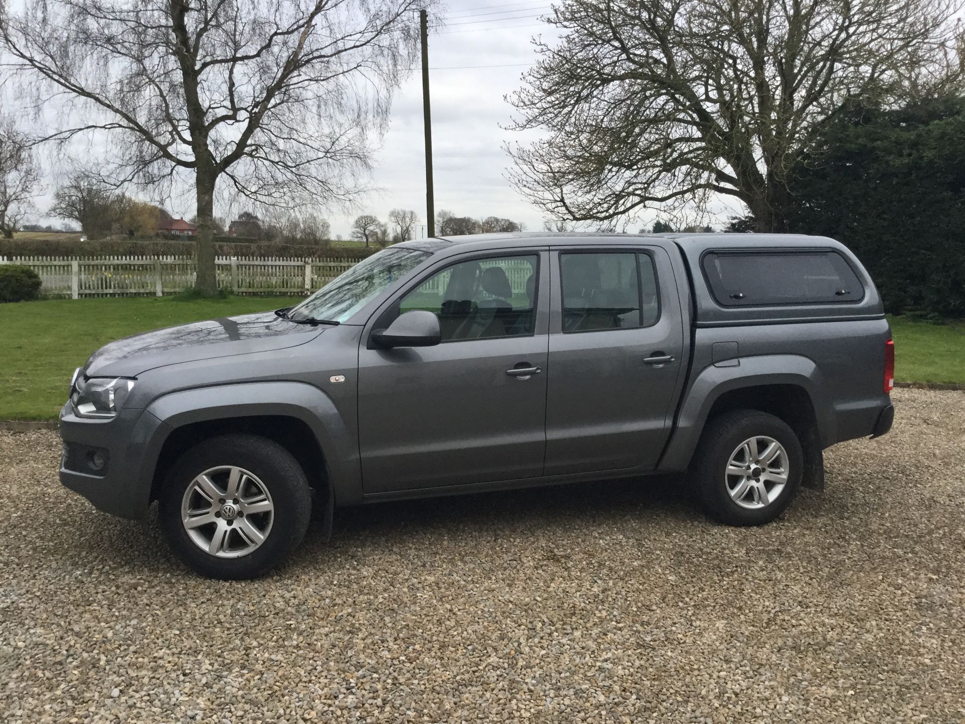 2013/13 REG VOLKSWAGEN AMAROK DOUBLE CAB TDI TRENDLINE 4MOTION 2.0 DIESEL GREY PICK-UP 180BHP - Image 2 of 6