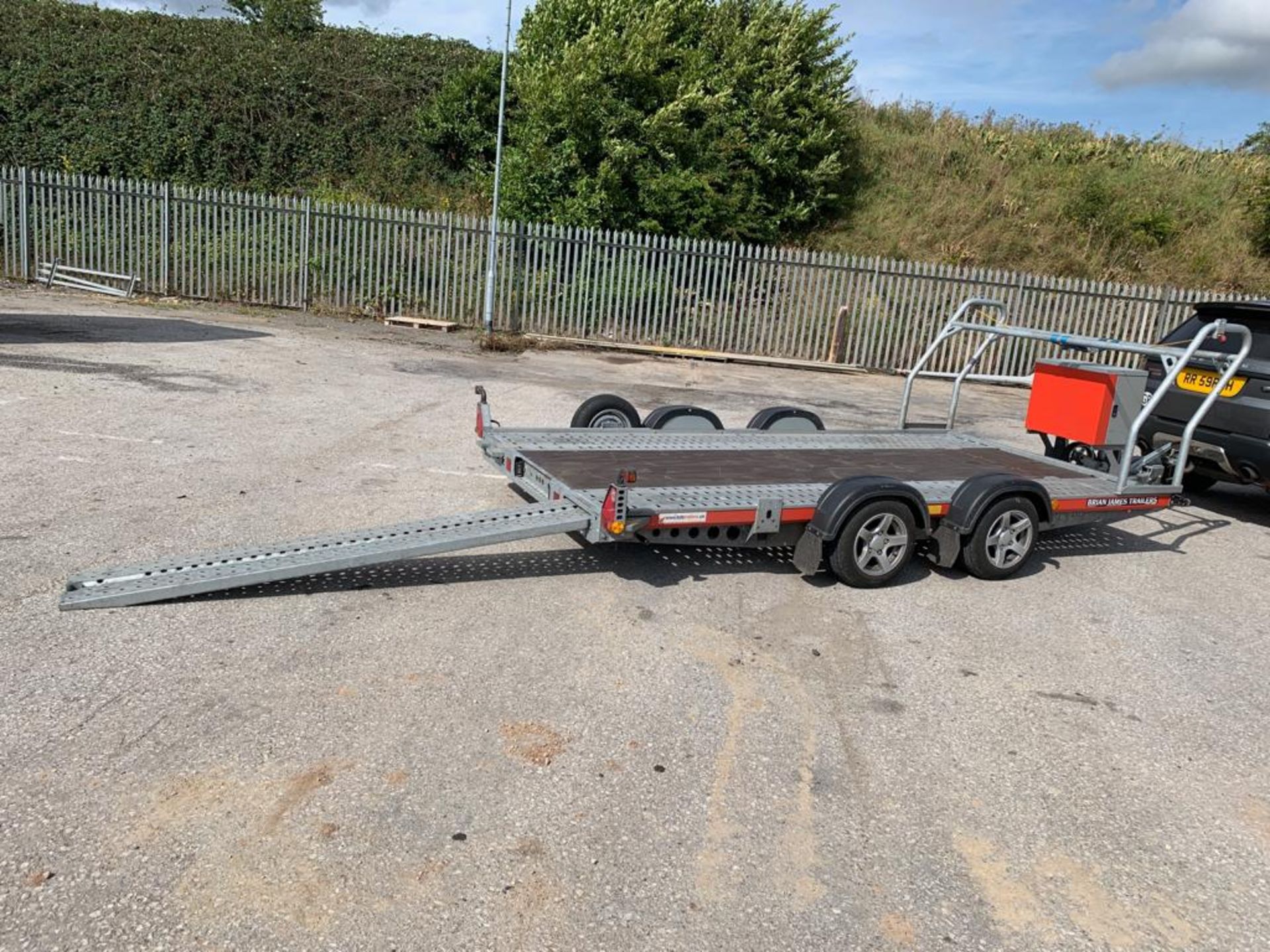 2018 BRIAN JAMES TRAILERS TWIN AXLE 2600KG VEHICLE TRAILER WITH WHEEL RACK & STORAGE *PLUS VAT* - Image 2 of 9