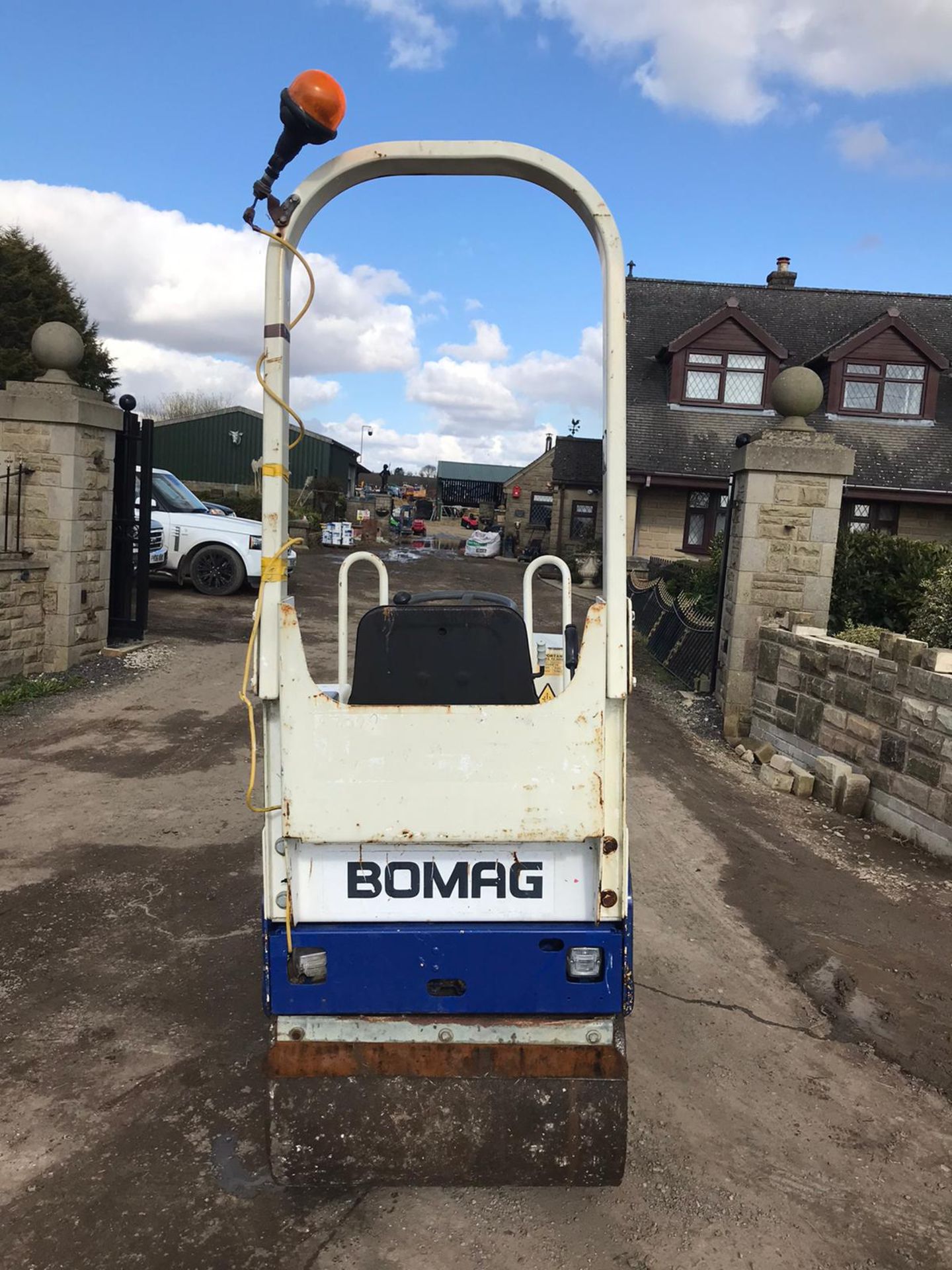 2004 BOMAG BW80 AD-2 RIDE ON VIBRATING ROLLER, SHOWING 950 HOURS, RUNS, DRIVES, VIBRATES *PLUS VAT* - Bild 4 aus 6