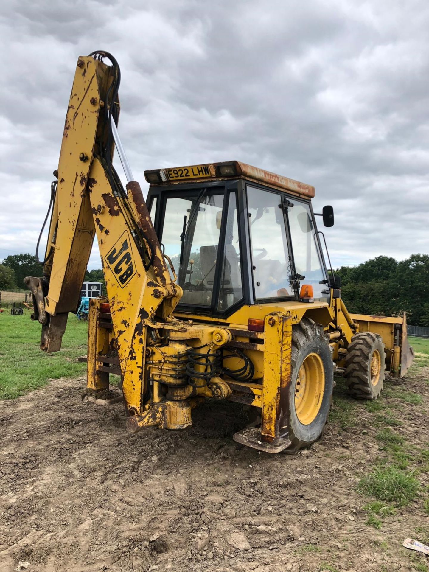 1988/E REG JCB 3CX TRACTOR WITH FRONT LOADING SHOVEL AND REAR DIGGER / BACK HOE *PLUS VAT* - Image 3 of 18