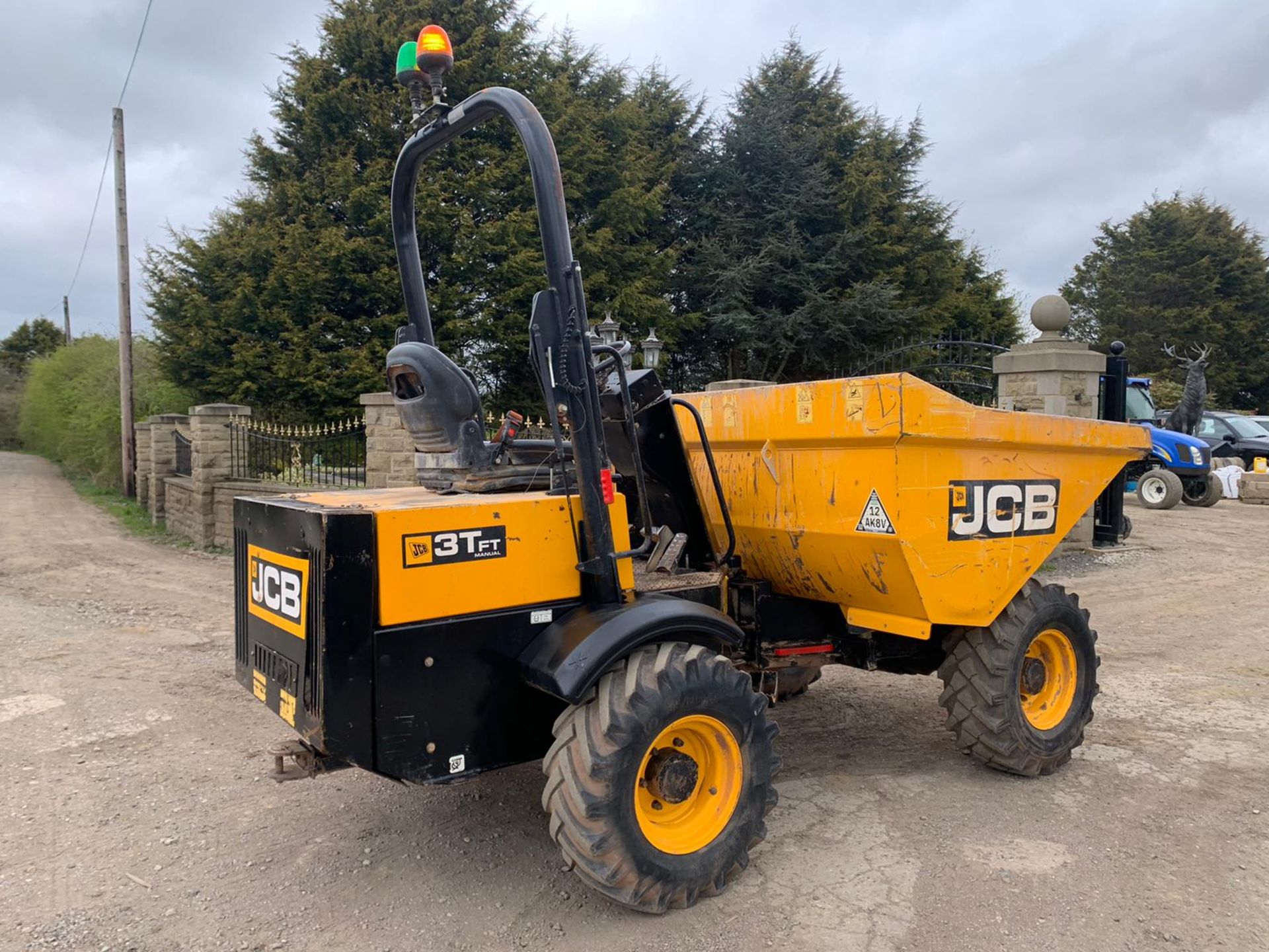 2015 JCB 3 TON DUMPER, RUNS AND WORKS WELL, GOOD CONDITION *PLUS VAT* - Image 4 of 13